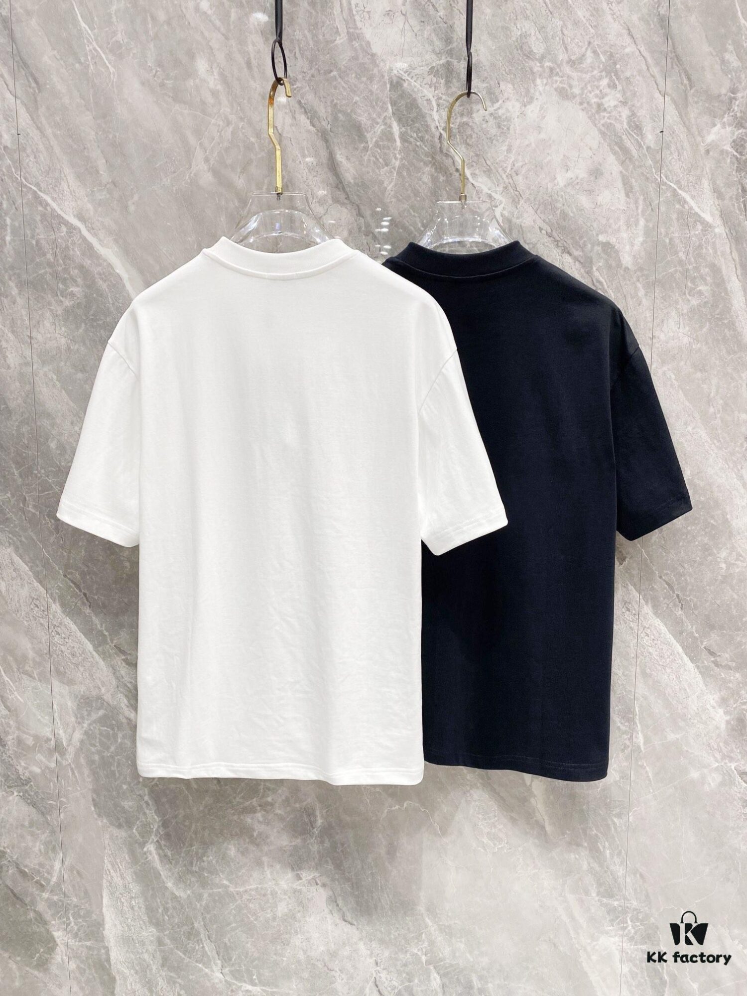 FENDI 25SS New Arrival Round Neck T-Shirt! A Must-Have for Fashion Enthusiasts! Custom 3D Rubber Logo on Chest, Classic Colorways with Stylish Appeal, Youthful and Energetic Design. Crafted from 280g High-Quality Cotton for Exceptional Comfort and Soft, Textured Handfeel.