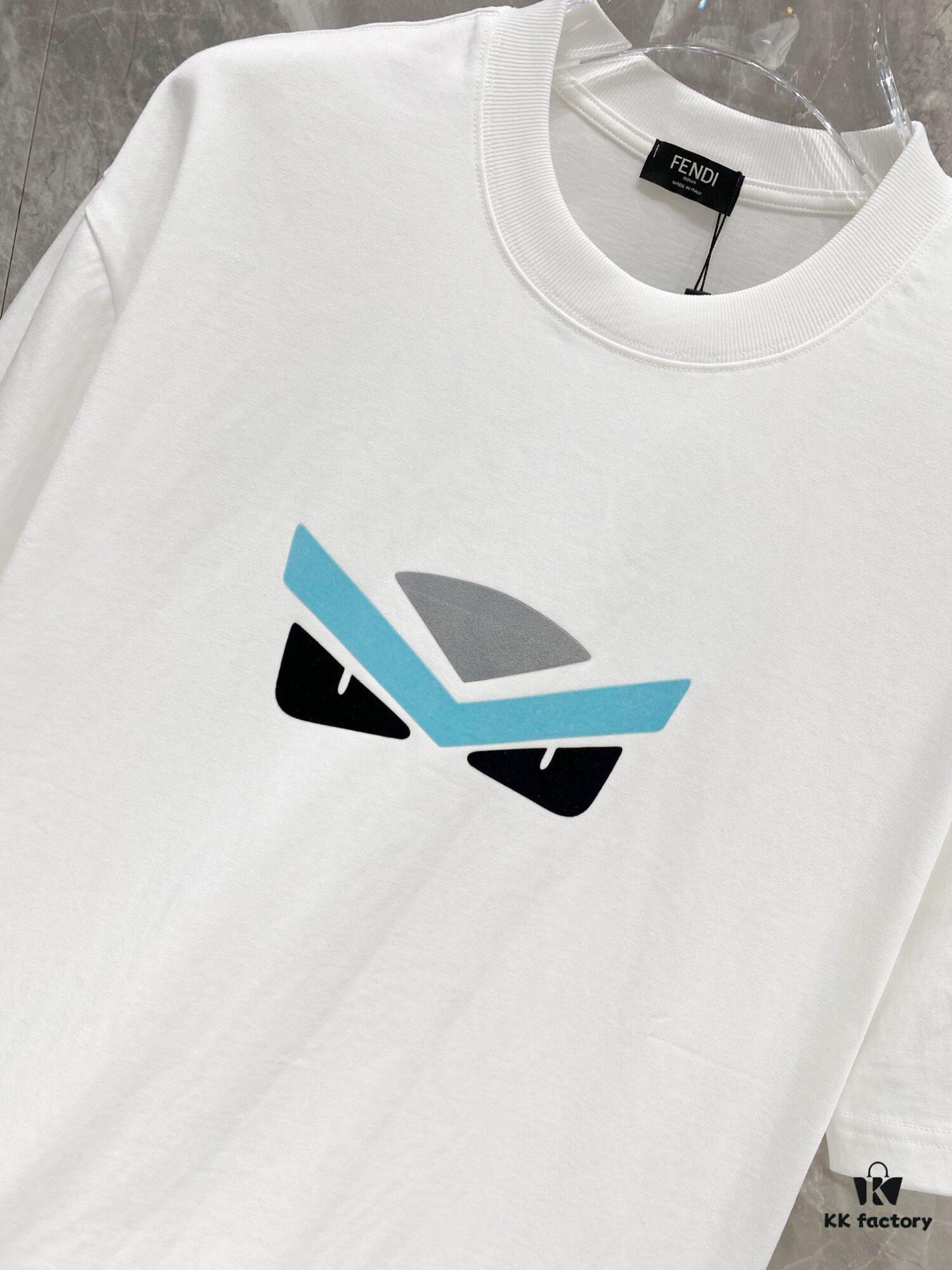 FENDI 25SS New Arrival Round Neck T-Shirt! Must-Have for Trendsetters! Custom Brand Letter Embossed Print on Chest, Classic Colors for Stylish and Modern Look, Youthful and Energetic Design. Crafted from 280g Cotton for Exceptional Comfort and Soft, Premium Hand Feel.