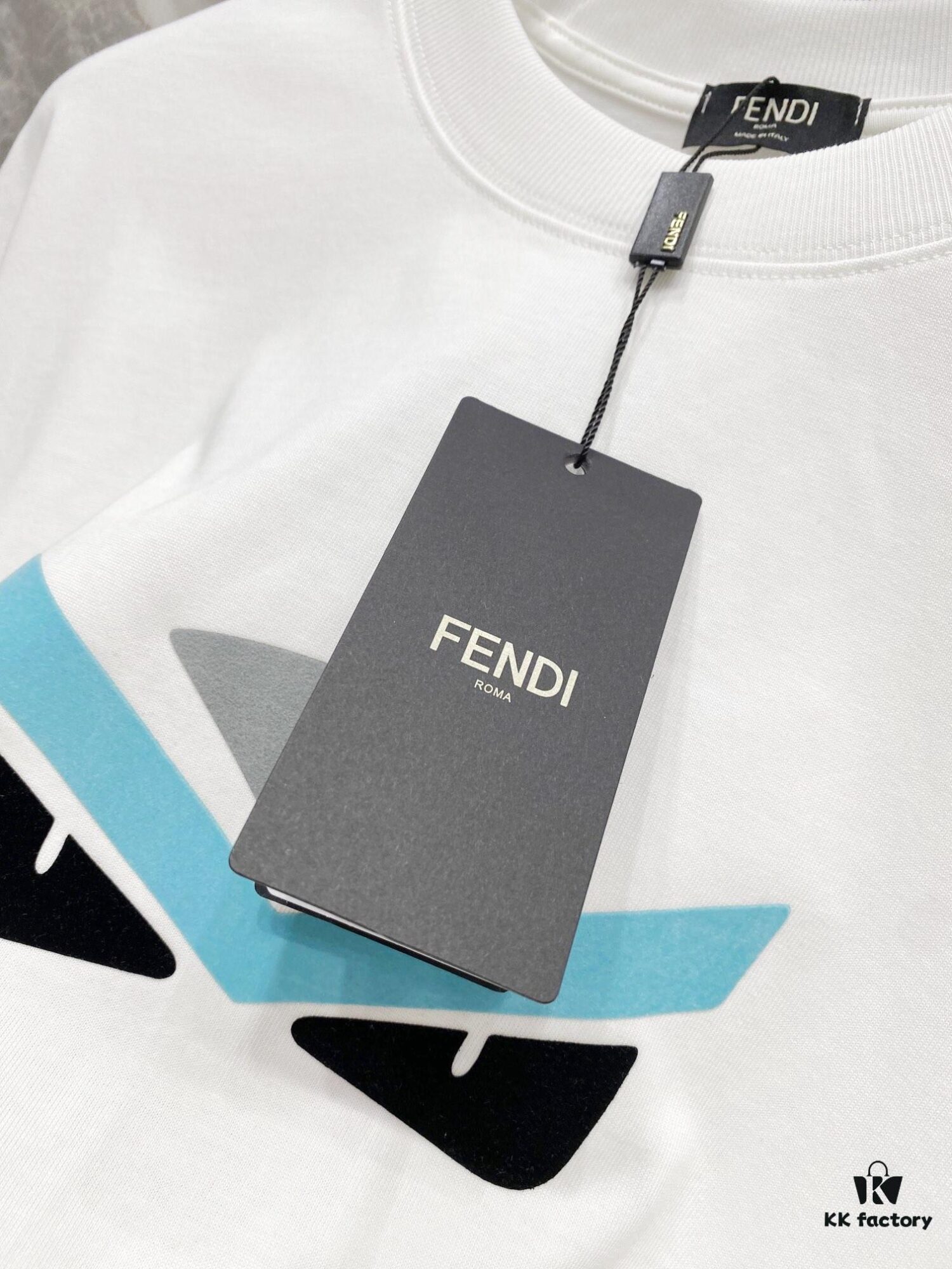 FENDI 25SS New Arrival Round Neck T-Shirt! Must-Have for Trendsetters! Custom Brand Letter Embossed Print on Chest, Classic Colors for Stylish and Modern Look, Youthful and Energetic Design. Crafted from 280g Cotton for Exceptional Comfort and Soft, Premium Hand Feel.