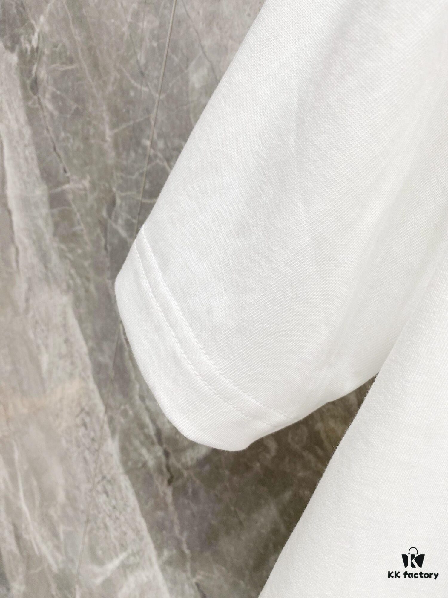 FENDI 25SS New Arrival Round Neck T-Shirt! Must-Have for Trendsetters! Custom Brand Letter Embossed Print on Chest, Classic Colors for Stylish and Modern Look, Youthful and Energetic Design. Crafted from 280g Cotton for Exceptional Comfort and Soft, Premium Hand Feel.