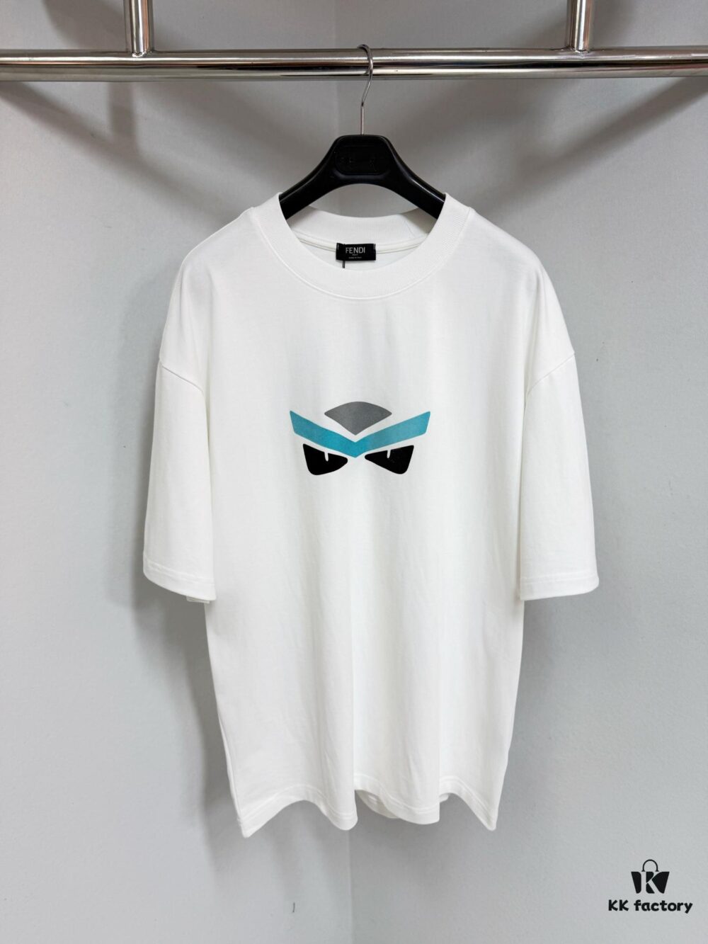 FENDI Round-Neck Short-Sleeve T-Shirt with Eye Print, Made of Pure Cotton Fabric Featuring Golden Snake-Eye Design on Front, Embellished with Logo Letter Printing, Mother-of-Pearl Buttons, Constructed with 50S Two-Ply 260g Fabric, Exquisite Detailing Between Prints Without Fraying or Overspilling