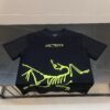 Ayc Teryx Arc'teryx 2025 FW Junior Bird Logo Premium Print Short Sleeve T-Shirt, 280g Pure Cotton Double Yarn Fabric, Soft and Comfortable Wear, Custom Rib Knit Collar Dyed in Same Dye Batch, Full Trims with Three Labels, Unisex Design, High-Version Comparable at Will