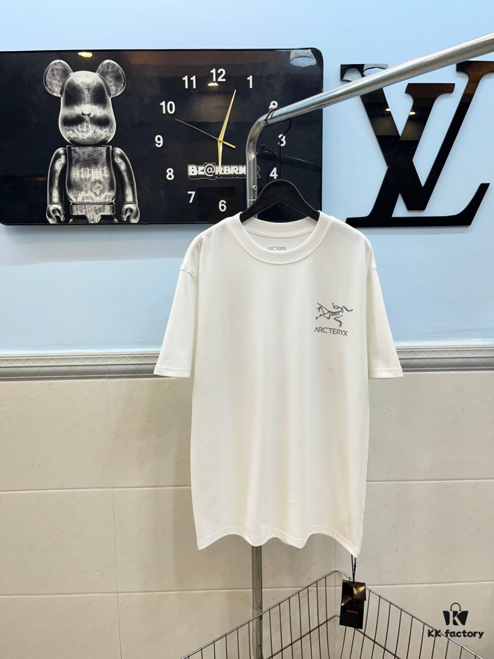 Ayc Teryx Arc'teryx 2024 Mini Bird Logo Reflective Print Short Sleeve T-Shirt, 280g Pure Cotton Double-Yarn Fabric, Soft and Comfortable Wear, Custom Rib Knit Collar Dyed in Same Dye Batch, Complete Three Labels, Unisex Style, High Version for Comparison
