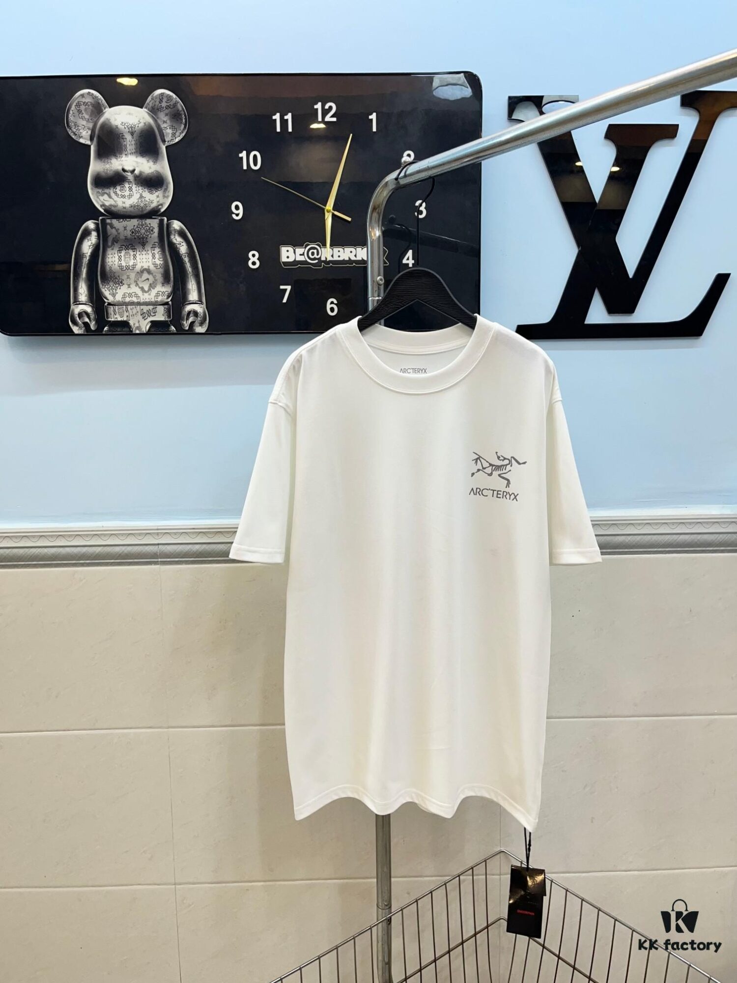 Ayc Teryx Arc'teryx 2024 Mini Bird Logo Reflective Print Short Sleeve T-Shirt, 280g Pure Cotton Double-Yarn Fabric, Soft and Comfortable Wear, Custom Rib Knit Collar Dyed in Same Dye Batch, Complete Three Labels, Unisex Style, High Version for Comparison
