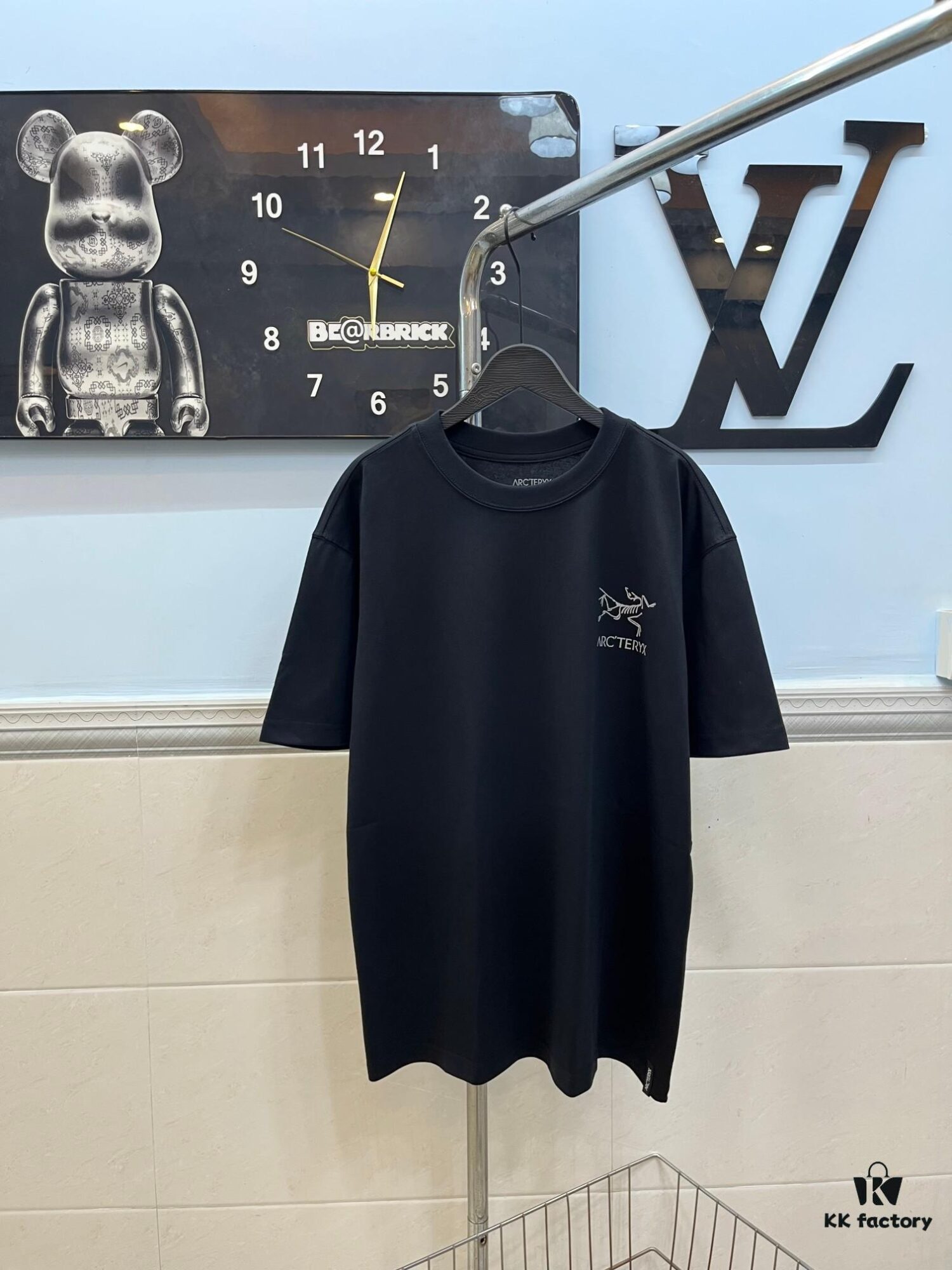 Ayc Teryx Arc'teryx 2024 Mini Bird Logo Reflective Print Short Sleeve T-Shirt, 280g Pure Cotton Double-Yarn Fabric, Soft and Comfortable Wear, Custom Rib Knit Collar Dyed in Same Dye Batch, Complete Three Labels, Unisex Style, High Version for Comparison