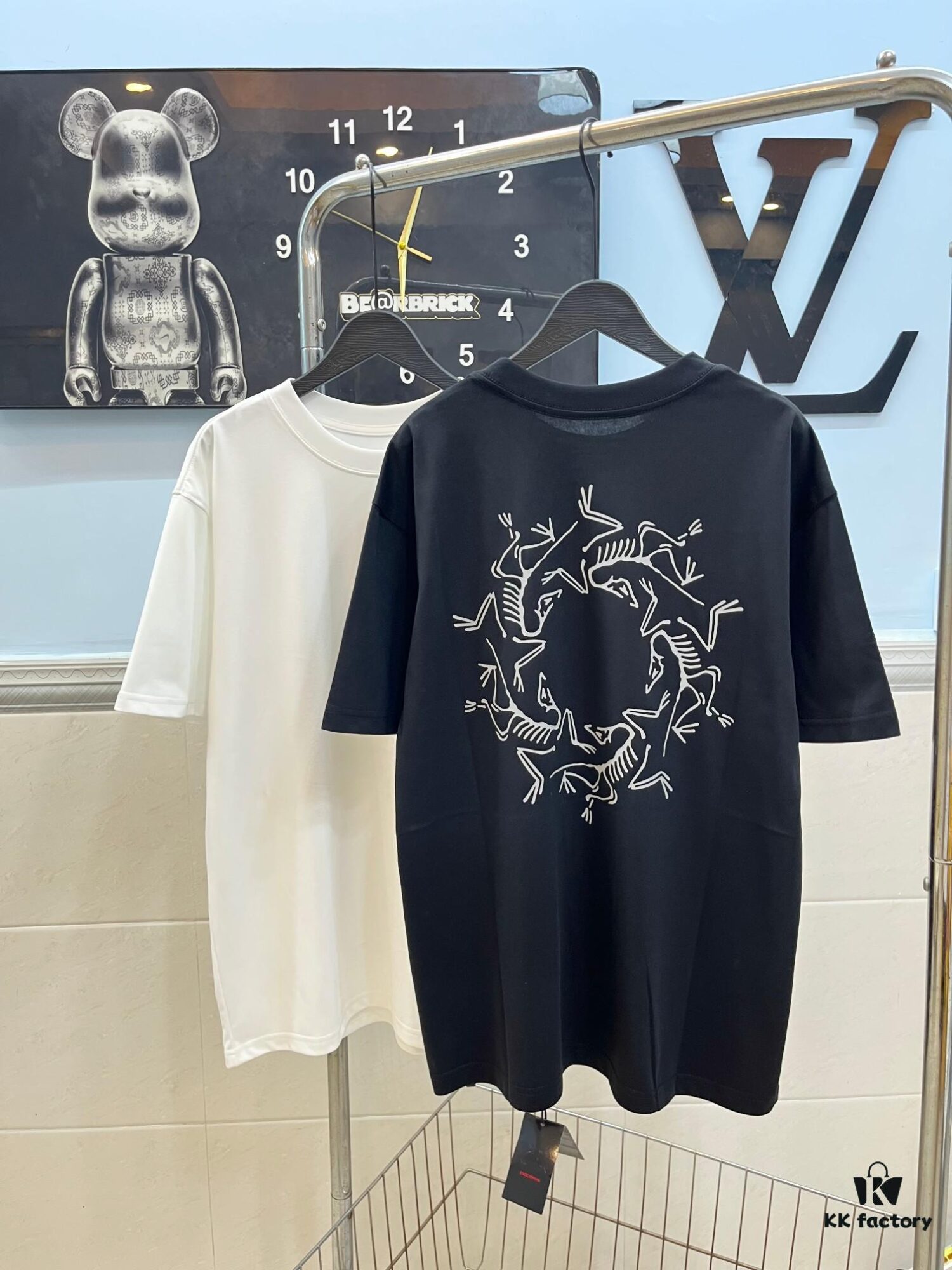 Ayc Teryx Arc'teryx 2024 Mini Bird Logo Reflective Print Short Sleeve T-Shirt, 280g Pure Cotton Double-Yarn Fabric, Soft and Comfortable Wear, Custom Rib Knit Collar Dyed in Same Dye Batch, Complete Three Labels, Unisex Style, High Version for Comparison