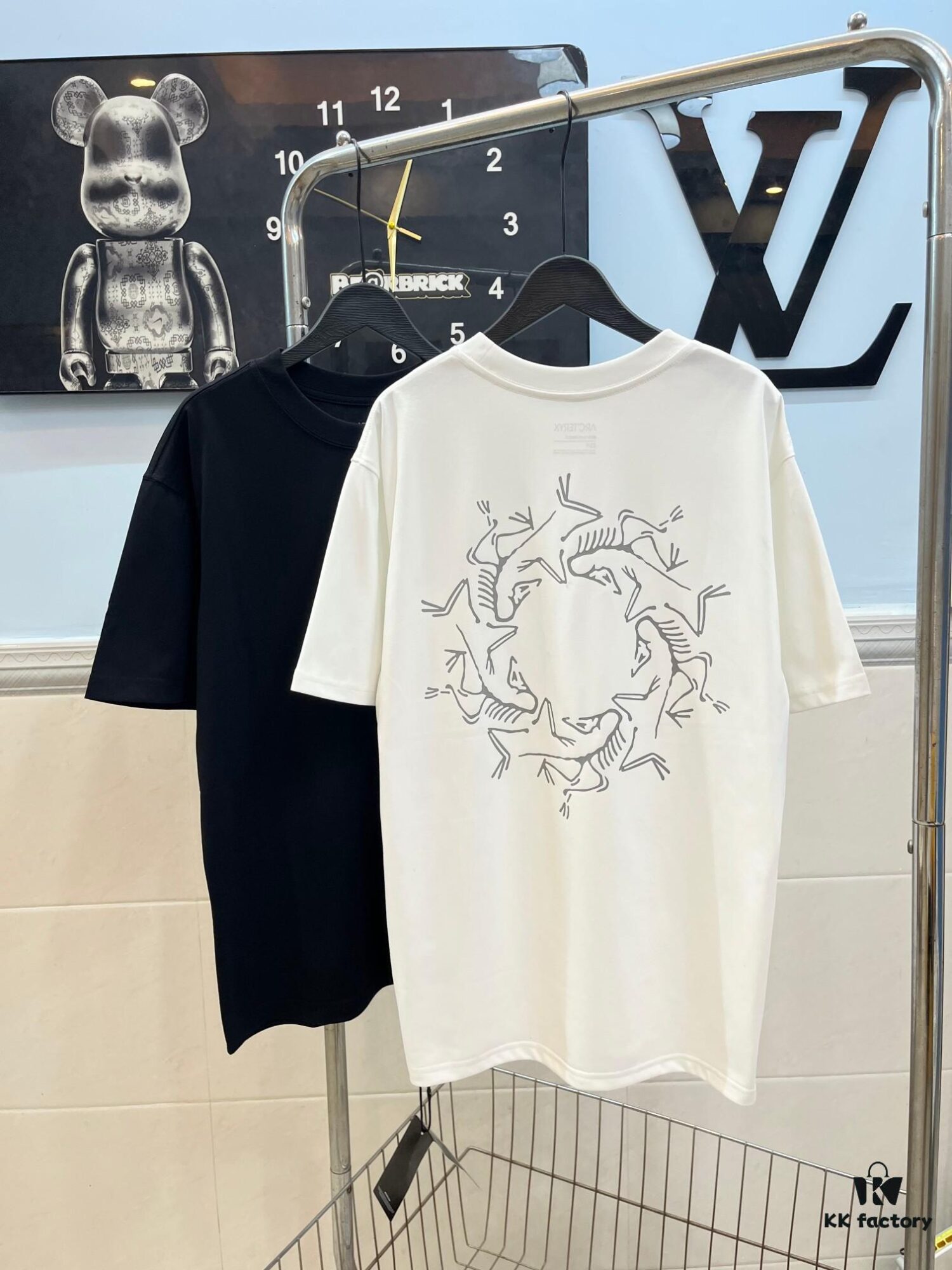 Ayc Teryx Arc'teryx 2024 Mini Bird Logo Reflective Print Short Sleeve T-Shirt, 280g Pure Cotton Double-Yarn Fabric, Soft and Comfortable Wear, Custom Rib Knit Collar Dyed in Same Dye Batch, Complete Three Labels, Unisex Style, High Version for Comparison