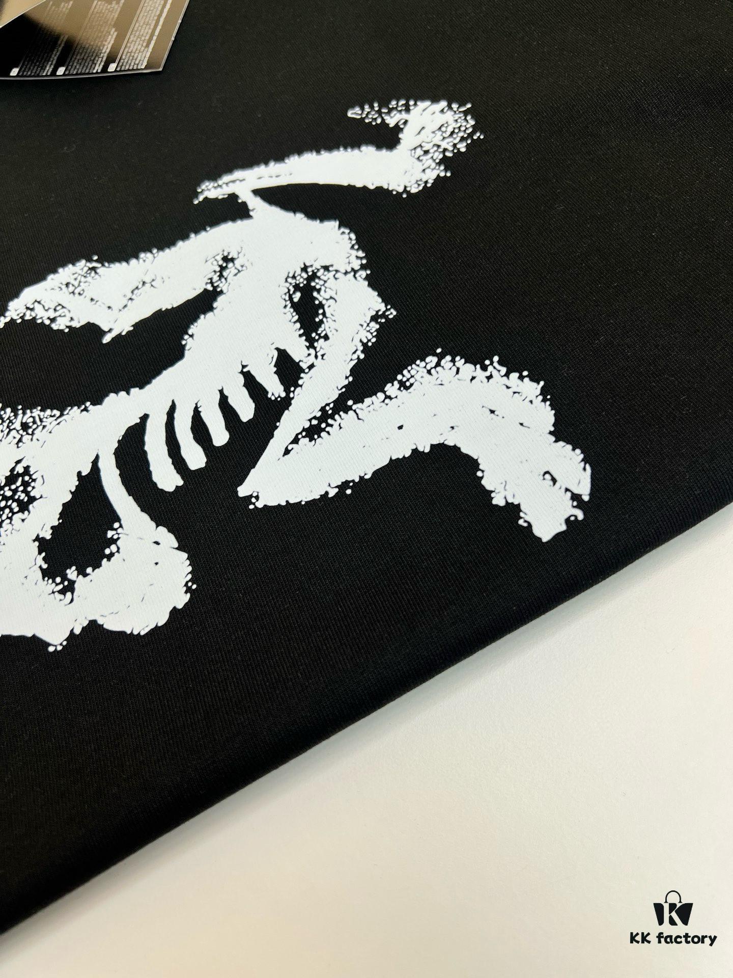 Arc'teryx High-Quality SS25 Screen-Printed T-Shirt, Premium Craftsmanship, Classic Colorway, Fresh and Energetic Youth Style, New Season Bear Series, 280g Pure Cotton Fabric, Soft and Comfortable, Perfect for Spring and Summer with Jeans, Chinos or Shorts