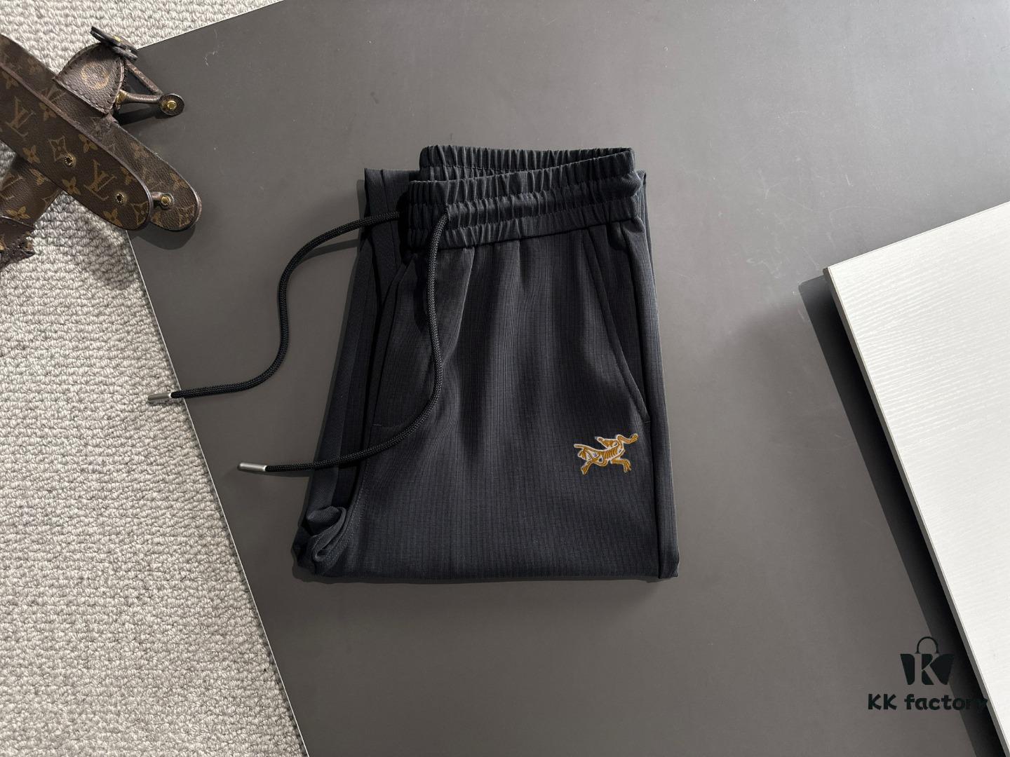 Shizhuniao 2025 Spring and Summer New Elastic Waist Casual Pants, Lightweight Custom Counter Fabric, Highly Breathable and Comfortable, Exquisite Details, Brand Design Concept Reflecting High Quality, Soft and Smooth Hand Feeling, Showcasing a Stylish Casual Cut with Excellent Fit