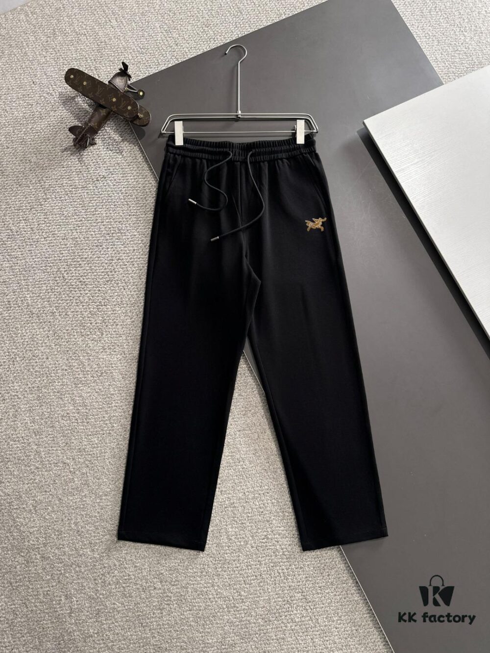 Shizhuniao 2025 Spring and Summer New Elastic Waist Casual Pants, Lightweight Custom Counter Fabric, Highly Breathable and Comfortable, Exquisitely Designed with Brand Elements for Premium Quality, Soft and Smooth Touch, Stylish Relaxed Cut with Excellent Fit