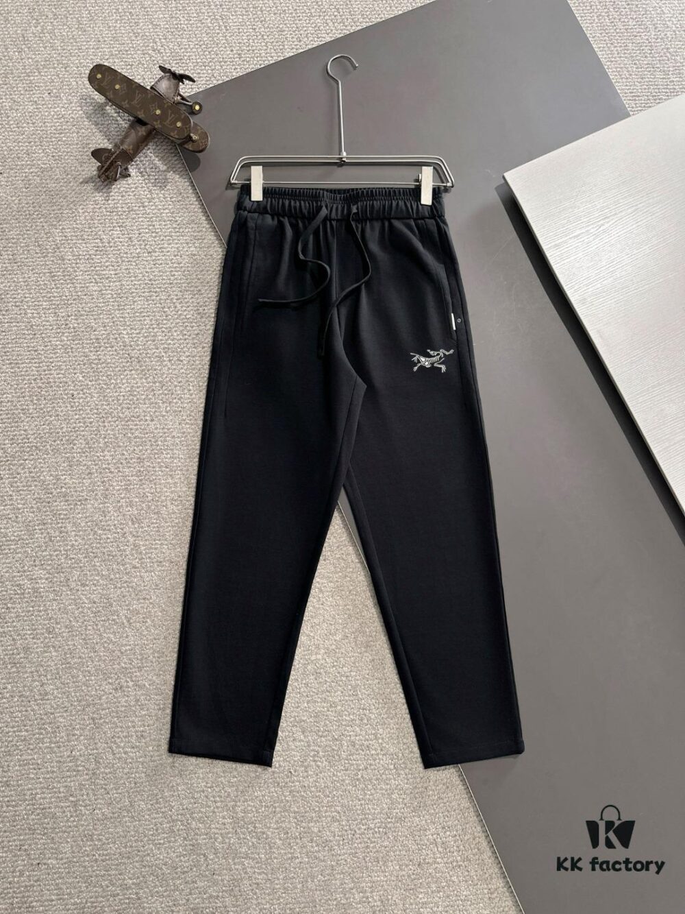 Arc'teryx 2025 Spring/Summer New Casual Drawstring Pants, Lightweight Custom Fabric from Cabinet, Highly Breathable and Comfortable, Exquisite Details, Brand-Oriented Design Concept Reflecting High Quality, Soft and Smooth Touch with Excellent Fit