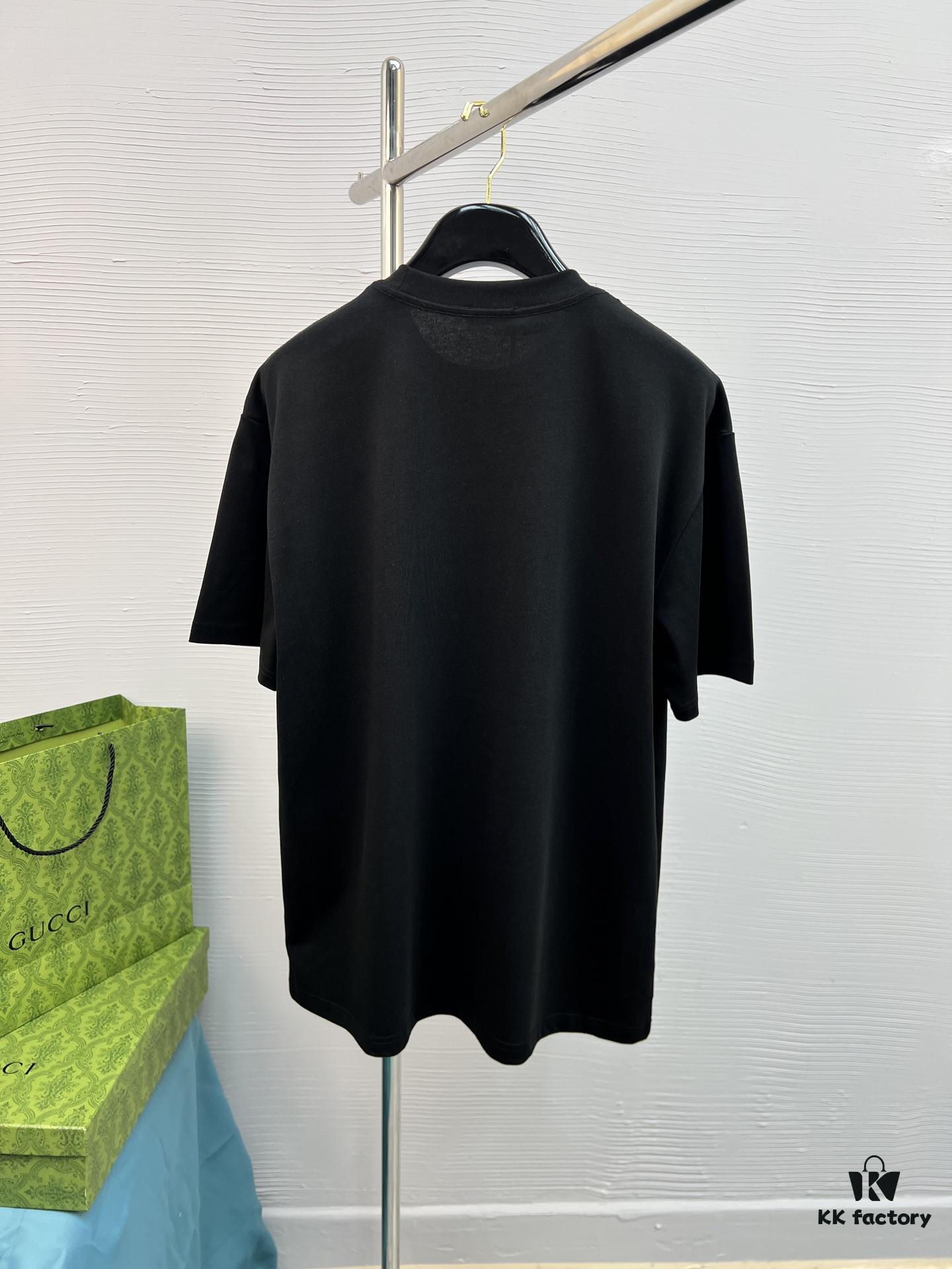 High-Quality CELINE 25SS Classic Color T-Shirt New Arrival! Featuring a youthful and vibrant design from the latest teddy bear collection, crafted with premium heat-transfer printing techniques for strong dimensional color transitions. Made from selected 280g pure cotton fabric—soft, comfortable, and perfect for spring and summer. Pairs effortlessly with jeans, chinos, or shorts, this is a must-have wardrobe staple.