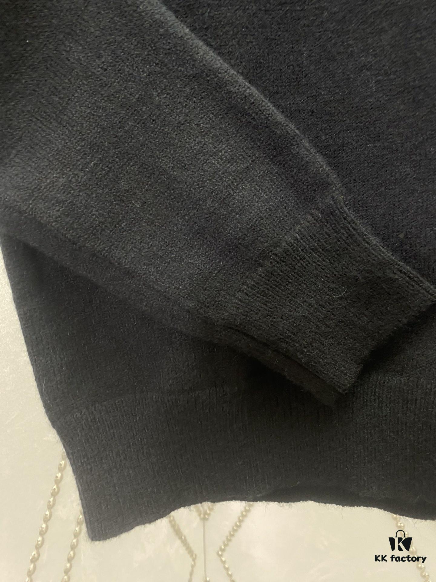 Celine 24SS Autumn-Winter New Embroidered Knitwear, Featuring Bulked Wool Blend for Soft, Comfortable Skin-Feel with Signature Triumph Arch Embroidery on Front Chest, Half-Zip Design Exudes Refined Dynamism and Effortless Elegance, Perfect for Relaxed, Comfortable Layering – Unisex Style