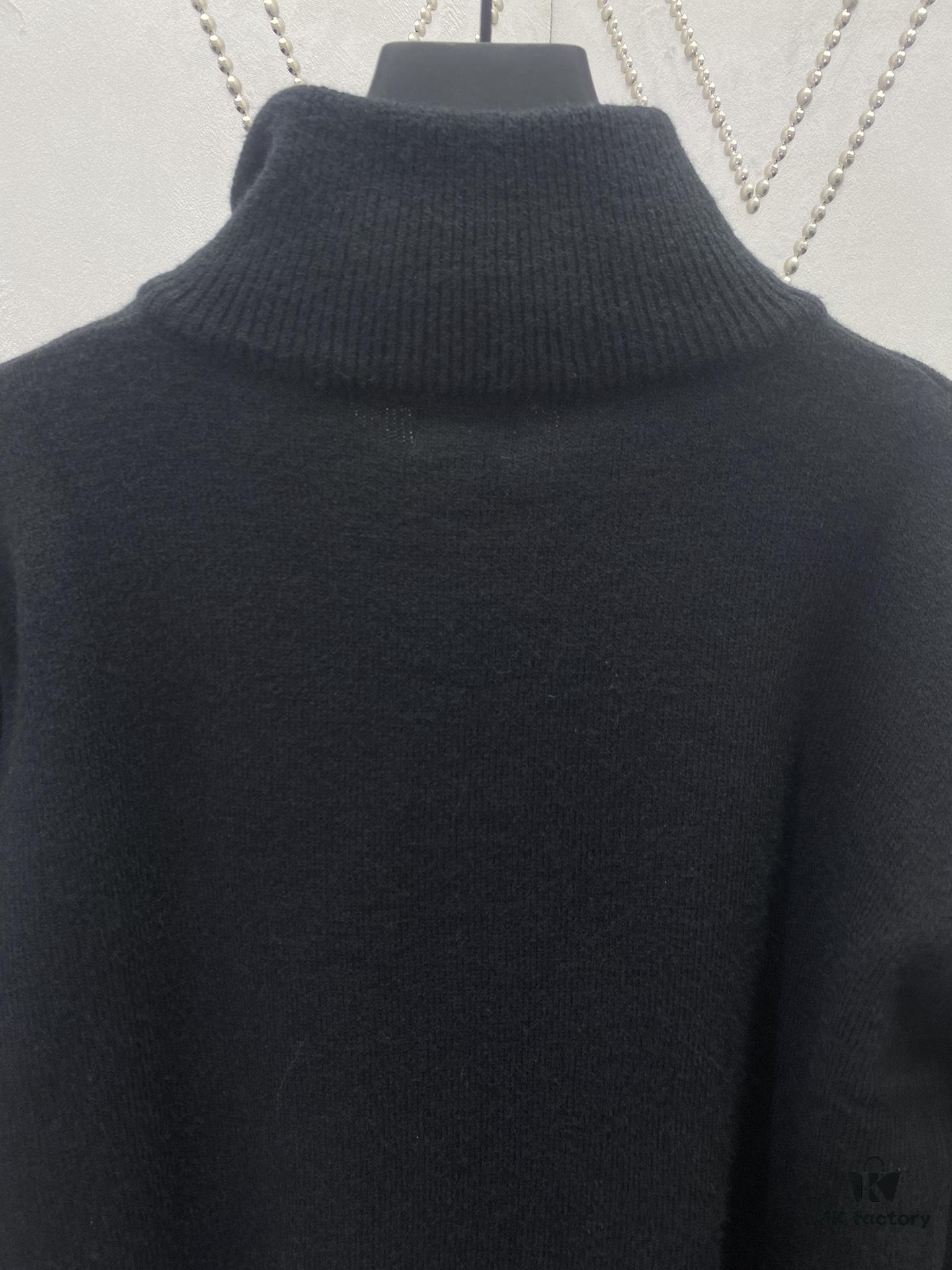 Celine 24SS Autumn-Winter New Embroidered Knitwear, Featuring Bulked Wool Blend for Soft, Comfortable Skin-Feel with Signature Triumph Arch Embroidery on Front Chest, Half-Zip Design Exudes Refined Dynamism and Effortless Elegance, Perfect for Relaxed, Comfortable Layering – Unisex Style