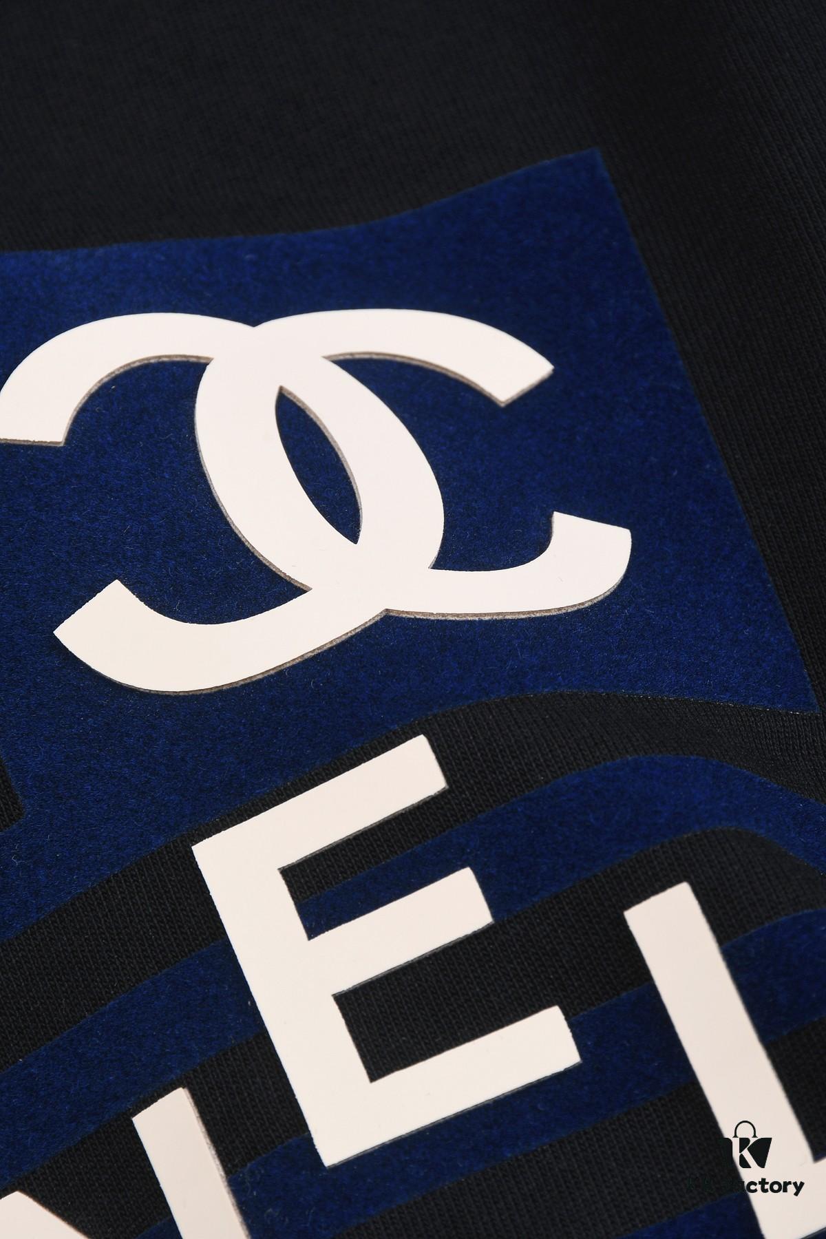 New Arrival 25S Chanel Flocked Pressure Gel T-Shirt, Pre-washed Cotton Fabric, Unisex Loose Fit, Soft and Skin-friendly