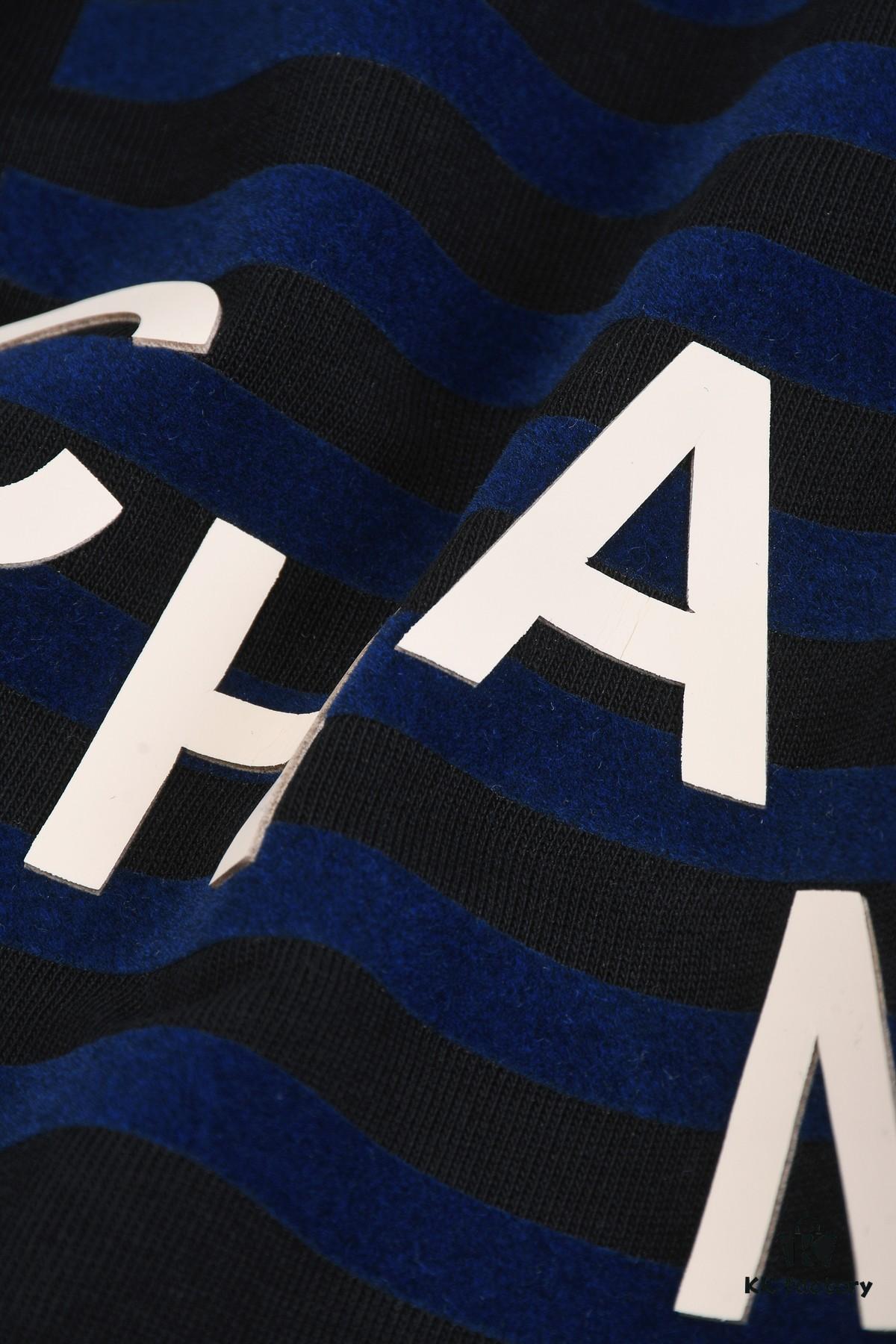 New Arrival 25S Chanel Flocked Pressure Gel T-Shirt, Pre-washed Cotton Fabric, Unisex Loose Fit, Soft and Skin-friendly