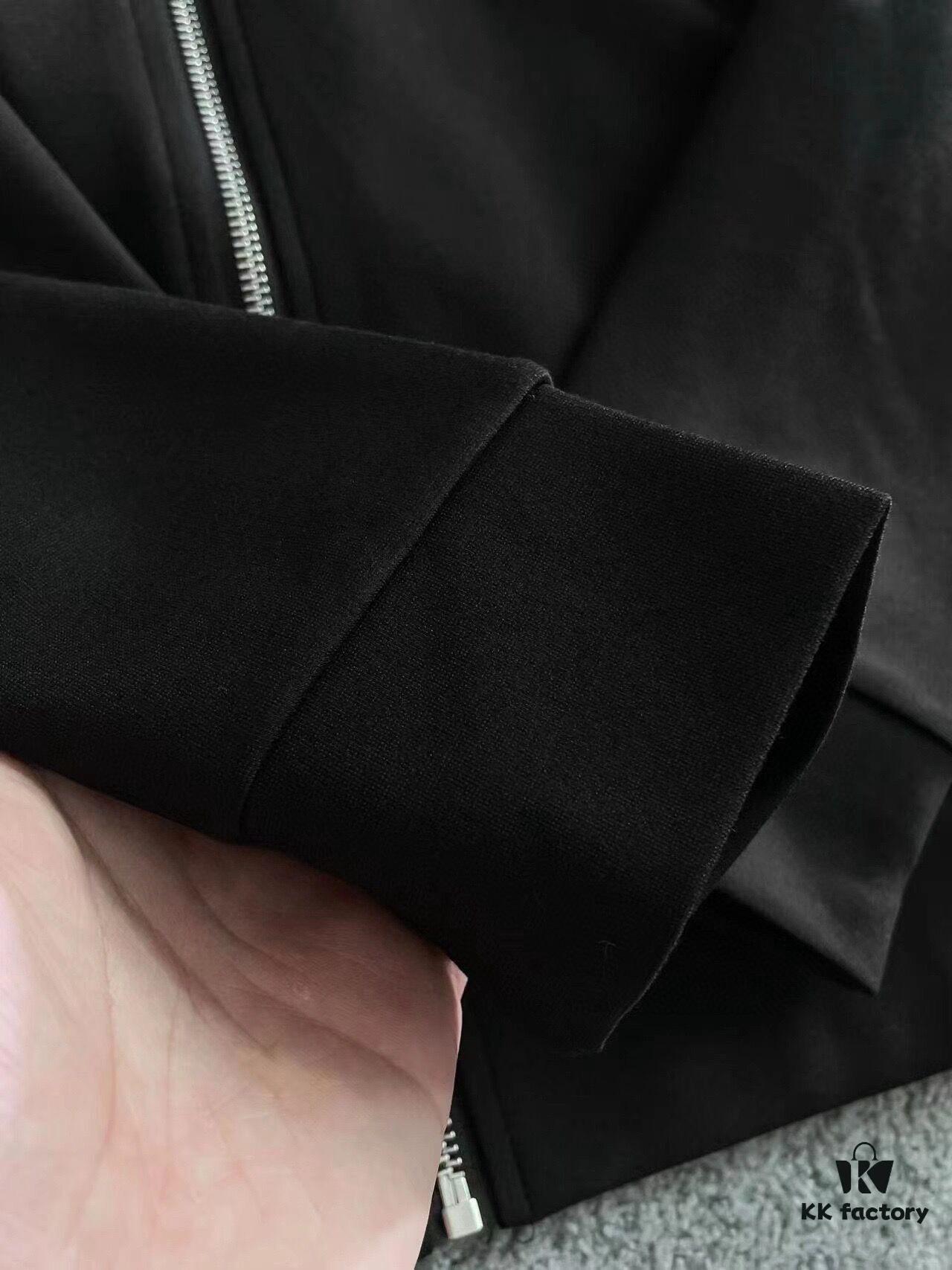 CHANEL (Perfect for Plus-Size) Hot-Selling 2025 New Arrival Cardigan Sweatshirt Set, Authentic Original Version, 100% Premium Natural Roman Cotton, Comfortable Fit, Elegant and Refined with Genuine Hardware