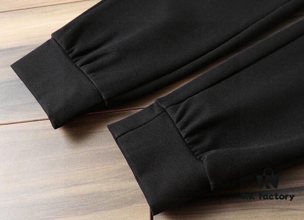 CHANEL (Perfect for Plus-Size) Hot-Selling 2025 New Arrival Cardigan Sweatshirt Set, Authentic Original Version, 100% Premium Natural Roman Cotton, Comfortable Fit, Elegant and Refined with Genuine Hardware