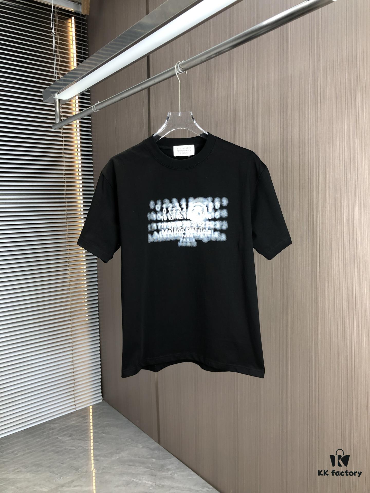 MM6 Maison Margiela 2025 Spring/Summer New Arrival Round Neck Short Sleeve T-Shirt with Dot Print and Debossed Lettering Craftsmanship, Made from 320g Double-Yarn Combed Cotton Fabric, Slightly Loose Fit, Soft and Substantial Fabric Texture, Unisex Design