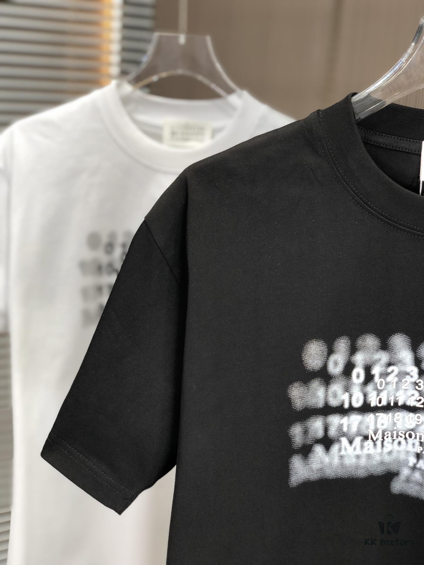 MM6 Maison Margiela 2025 Spring/Summer New Arrival Round Neck Short Sleeve T-Shirt with Dot Print and Debossed Lettering Craftsmanship, Made from 320g Double-Yarn Combed Cotton Fabric, Slightly Loose Fit, Soft and Substantial Fabric Texture, Unisex Design