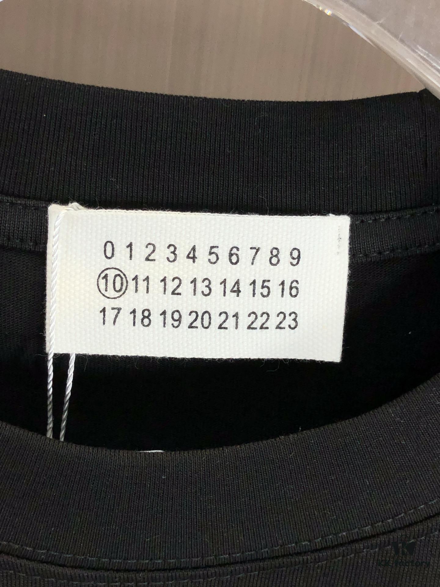 MM6 Maison Margiela 2025 Spring/Summer New Arrival Round Neck Short Sleeve T-Shirt with Dot Print and Debossed Lettering Craftsmanship, Made from 320g Double-Yarn Combed Cotton Fabric, Slightly Loose Fit, Soft and Substantial Fabric Texture, Unisex Design