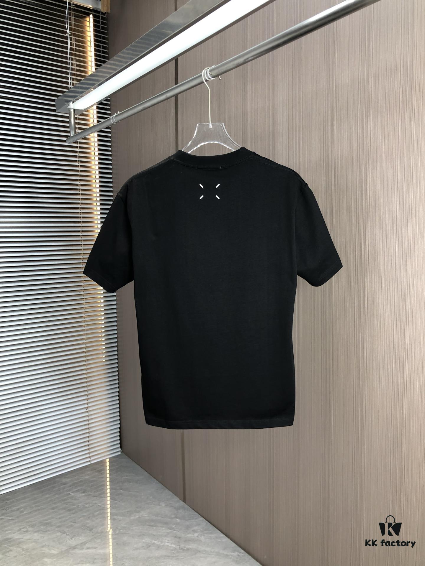 MM6 Maison Margiela 2025 Spring/Summer New Arrival Round Neck Short Sleeve T-Shirt with Dot Print and Debossed Lettering Craftsmanship, Made from 320g Double-Yarn Combed Cotton Fabric, Slightly Loose Fit, Soft and Substantial Fabric Texture, Unisex Design