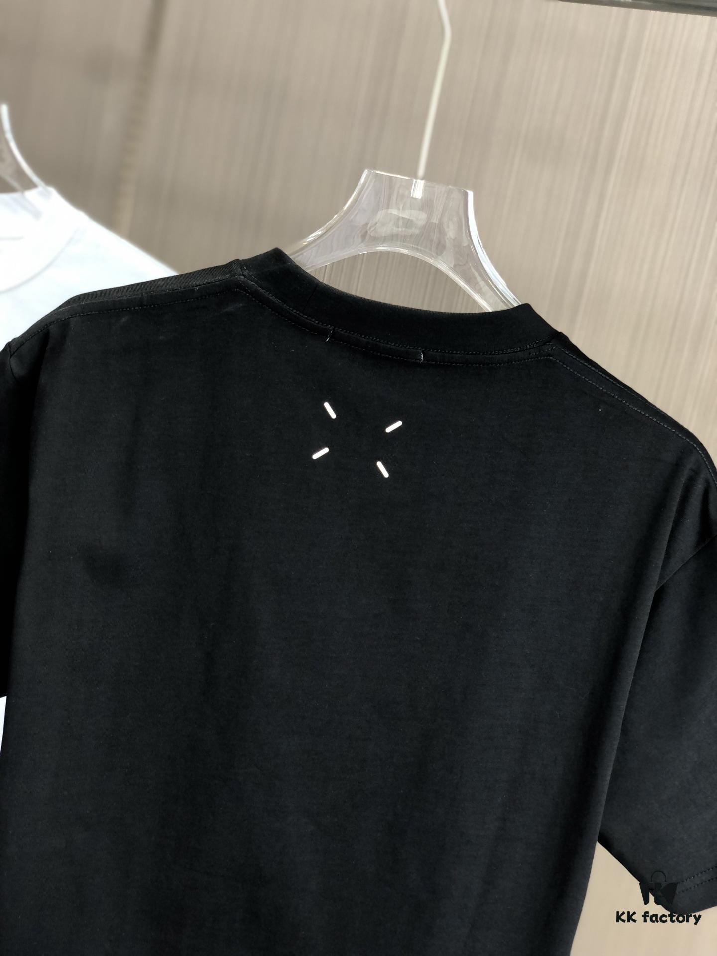 MM6 Maison Margiela 2025 Spring/Summer New Arrival Round Neck Short Sleeve T-Shirt with Dot Print and Debossed Lettering Craftsmanship, Made from 320g Double-Yarn Combed Cotton Fabric, Slightly Loose Fit, Soft and Substantial Fabric Texture, Unisex Design