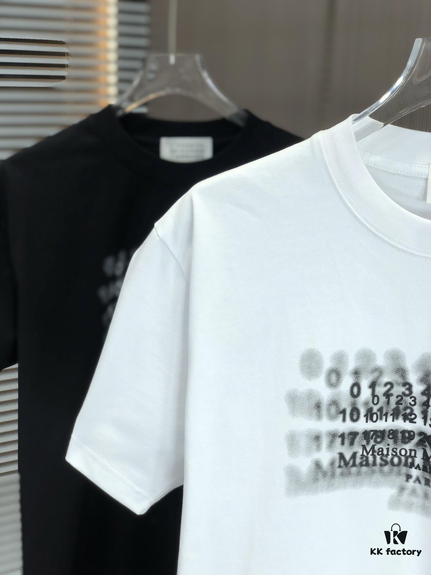 MM6 Maison Margiela 2025 Spring/Summer New Arrival Round Neck Short Sleeve T-Shirt with Dot Print and Debossed Lettering Craftsmanship, Premium 320g Double-Yarn Combed Cotton Fabric, Slightly Loose Unisex Fit