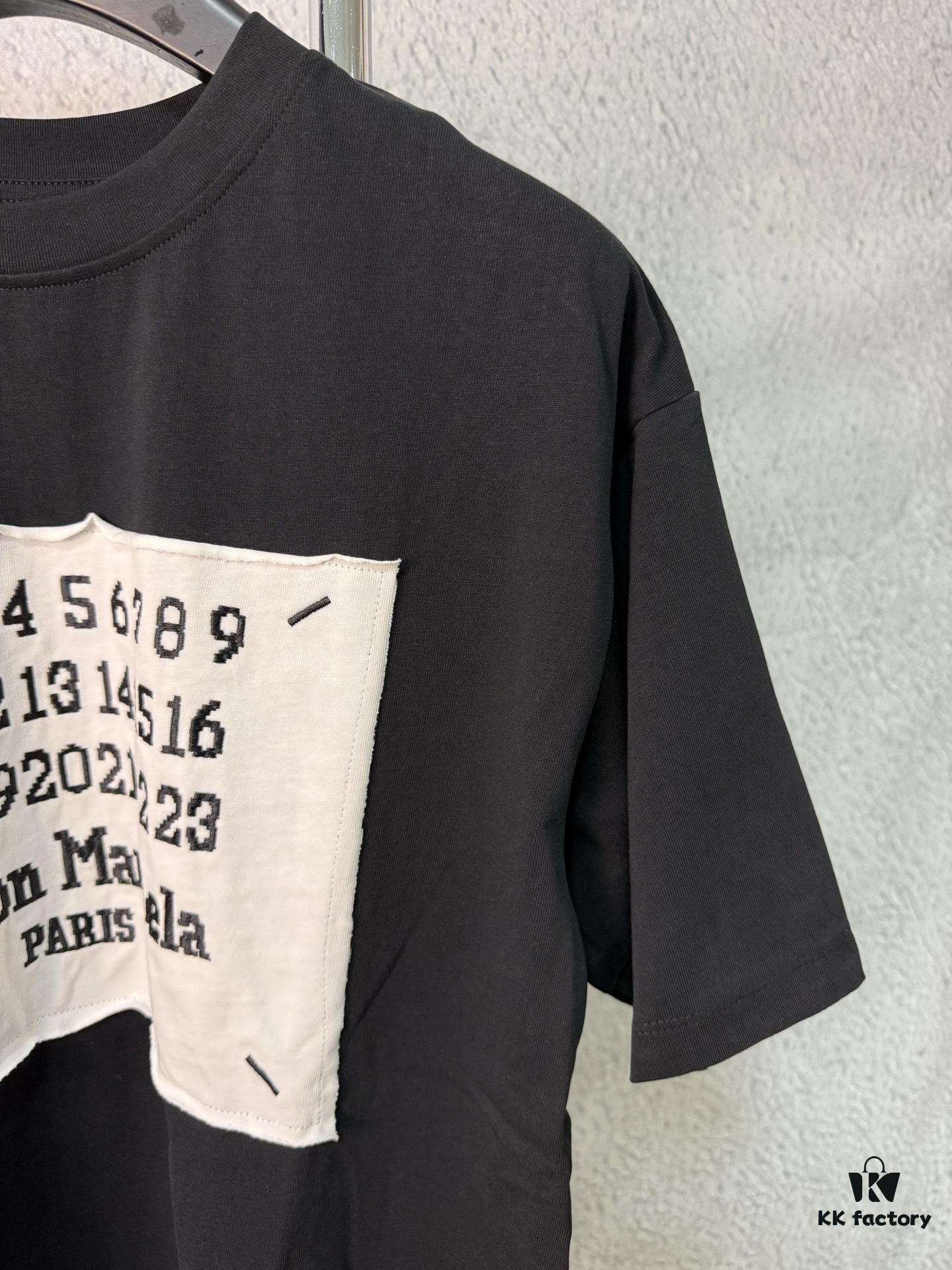 High-Version Maison Margiela 24 Digital Patch Calendar Embroidered Short Sleeve T-Shirt