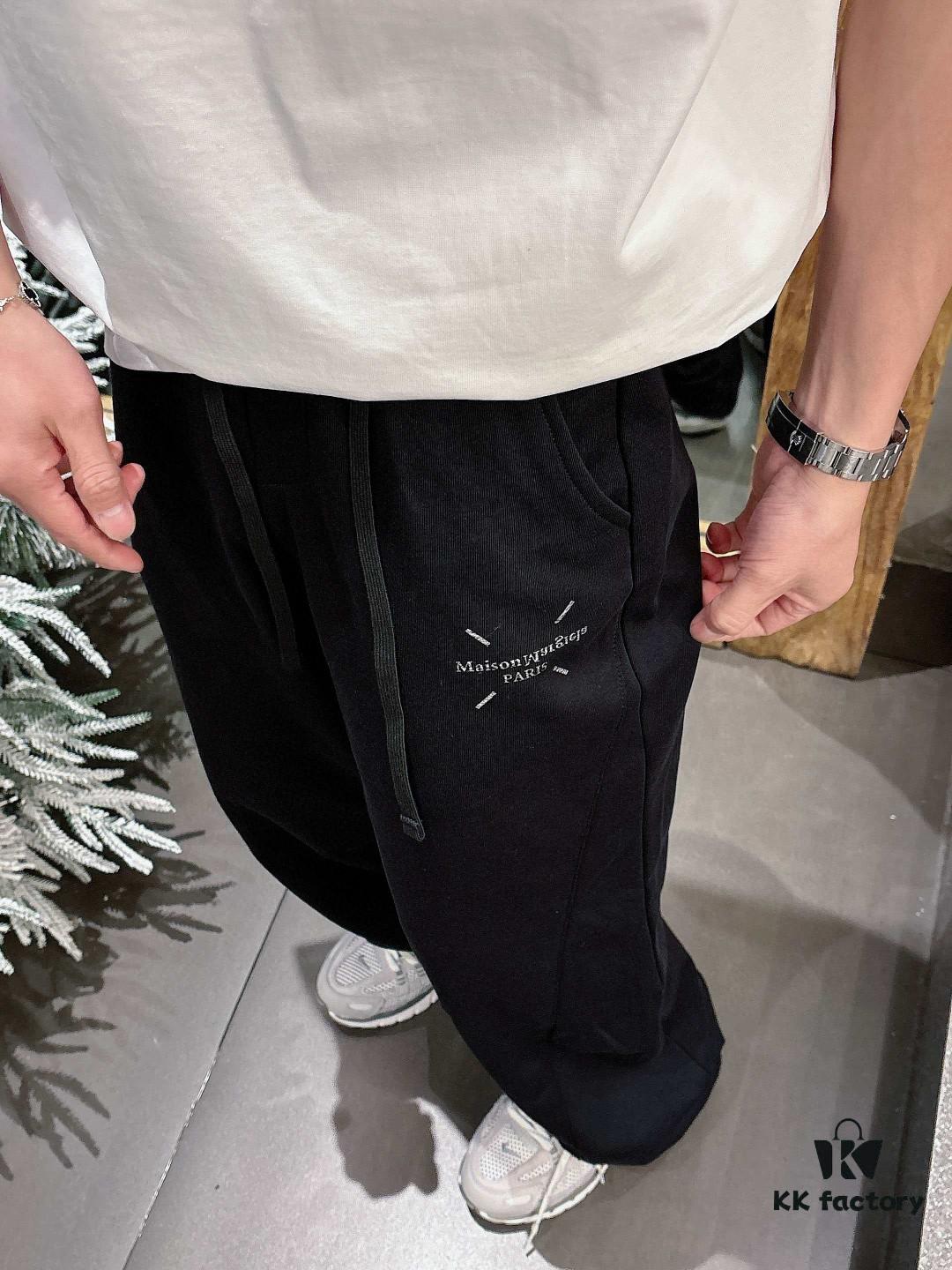 New Maison Margiela 2025 Spring/Summer New Arrival Casual Pants! Brand Classic Logo Casual Trousers, Custom Fabric, Excellent Comfort, Highly Recognizable Texture and Premium Craftsmanship