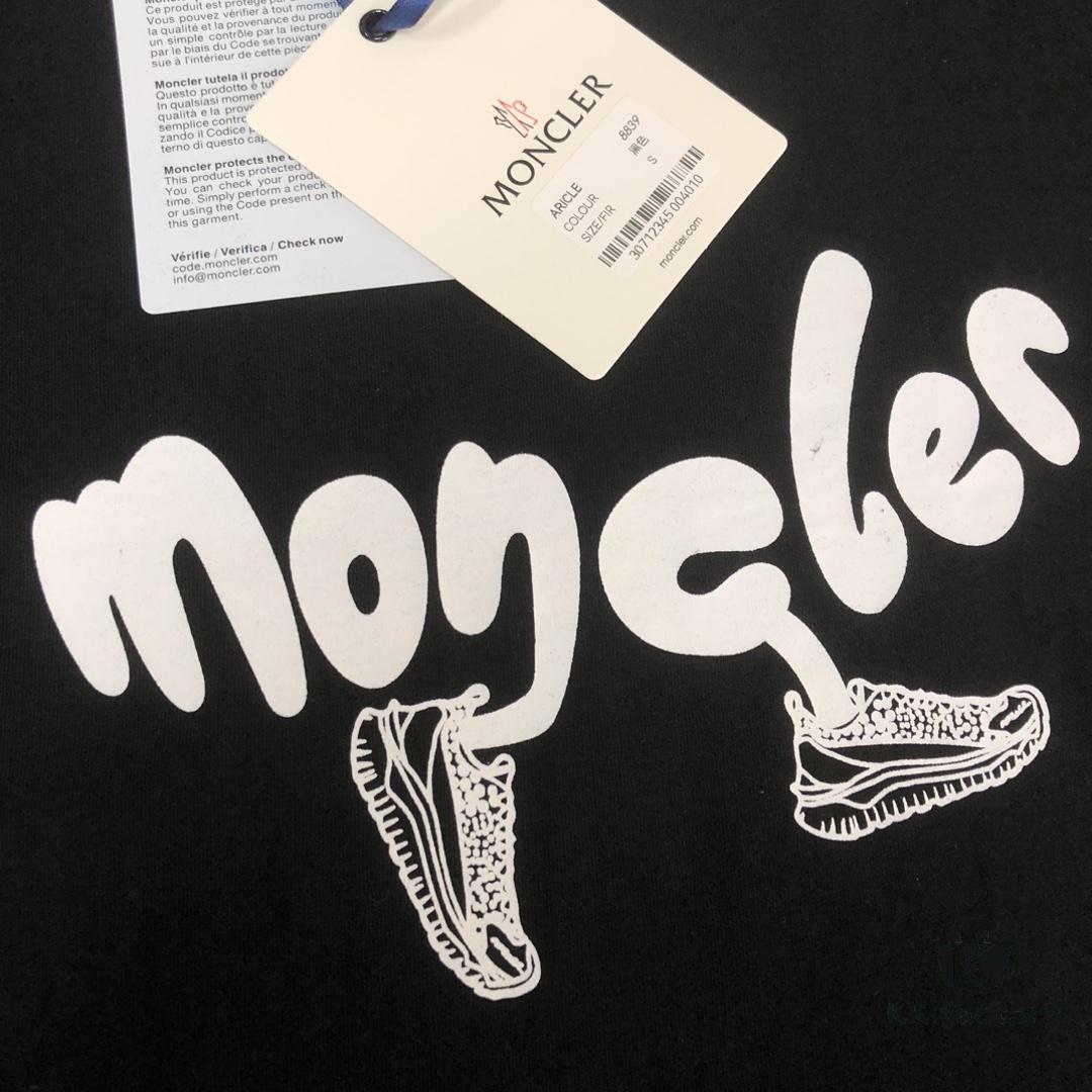 Moncler 25SS Summer New Arrival Round Neck Short Sleeve T-Shirt, 270g Heavyweight Premium Cotton Fabric with Excellent Hand Feel and Texture, Slim Fit Tailoring, Clean and Sharp Design, Stylish and Handsome, Exquisite Stitching, Superb Silhouette, Highly Breathable, Easy to Wear for All Ages – A Must-Have Wardrobe Essential for Men