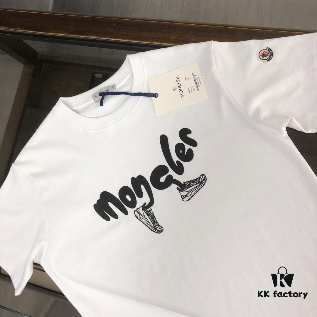 Moncler 25SS Summer New Arrival Round Neck Short-Sleeve T-Shirt! 270g Heavyweight Premium Cotton Fabric with Excellent Hand Feel and Texture, Clean and Tailored Slim Fit Design, Stylish and Attractive, Exquisitely Stitched with Outstanding Silhouette and Superior Breathability. Effortlessly Suitable for All Age Groups – a Must-Have Wardrobe Essential for Men.