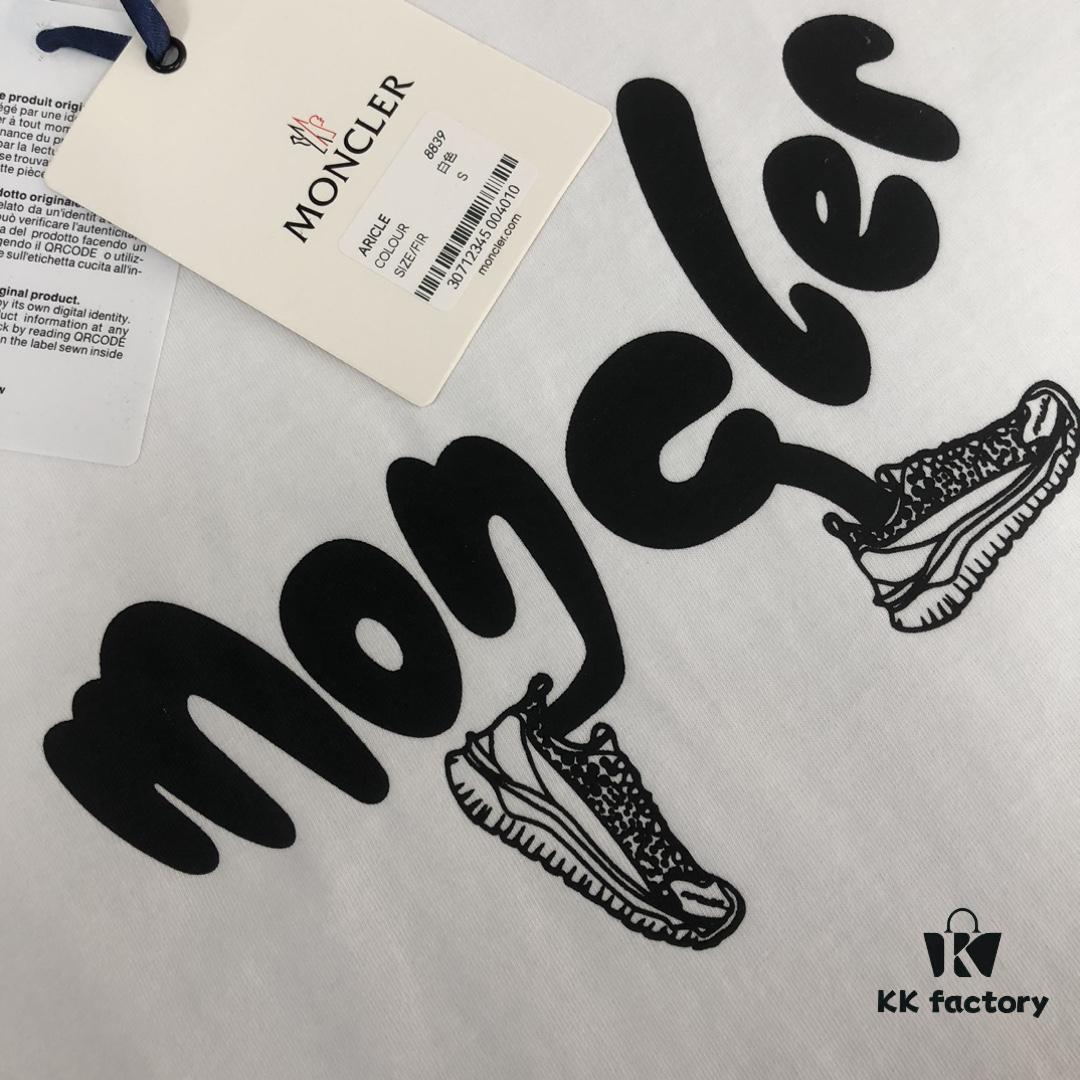 Moncler 25SS Summer New Arrival Round Neck Short-Sleeve T-Shirt! 270g Heavyweight Premium Cotton Fabric with Excellent Hand Feel and Texture, Clean and Tailored Slim Fit Design, Stylish and Attractive, Exquisitely Stitched with Outstanding Silhouette and Superior Breathability. Effortlessly Suitable for All Age Groups – a Must-Have Wardrobe Essential for Men.