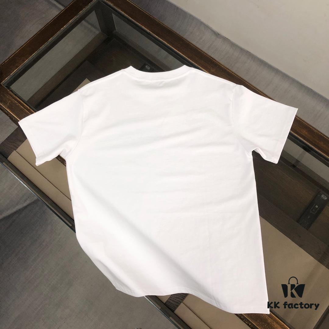 Moncler 25SS Summer New Arrival Round Neck Short-Sleeve T-Shirt! 270g Heavyweight Premium Cotton Fabric with Excellent Hand Feel and Texture, Clean and Tailored Slim Fit Design, Stylish and Attractive, Exquisitely Stitched with Outstanding Silhouette and Superior Breathability. Effortlessly Suitable for All Age Groups – a Must-Have Wardrobe Essential for Men.