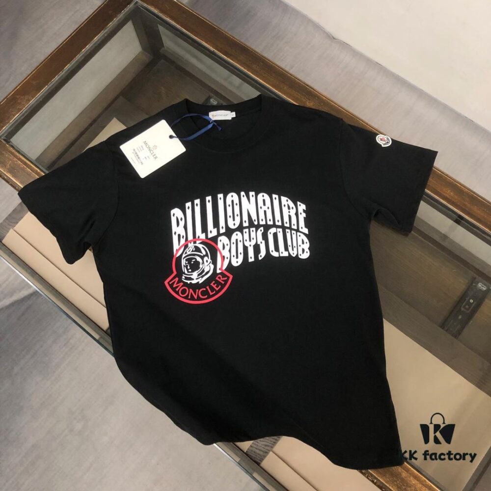 Moncler 25SS Summer New Arrival Round Neck Short-Sleeve T-Shirt! 270g Heavyweight Premium Cotton Fabric with Excellent Hand Feel and Texture, Slim Tailoring with Clean and Sharp Design, Stylish and Attractive, Exquisite Stitching and Craftsmanship, Outstanding Silhouette, Highly Breathable, Easy to Wear for All Ages – An Essential Wardrobe Staple for Men