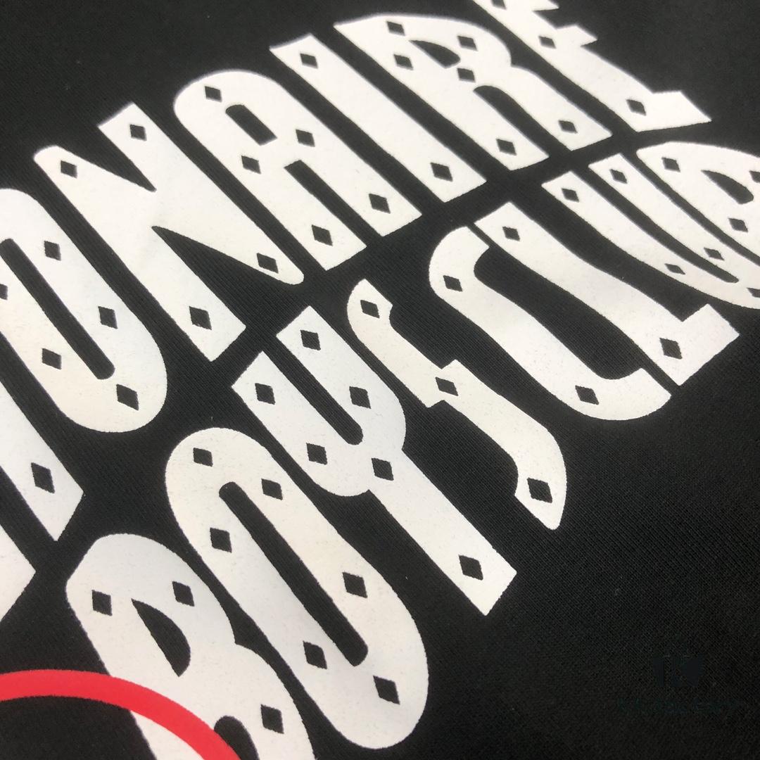 Moncler 25SS Summer New Arrival Round Neck Short-Sleeve T-Shirt! 270g Heavyweight Premium Cotton Fabric with Excellent Hand Feel and Texture, Slim Tailoring with Clean and Sharp Design, Stylish and Attractive, Exquisite Stitching and Craftsmanship, Outstanding Silhouette, Highly Breathable, Easy to Wear for All Ages – An Essential Wardrobe Staple for Men