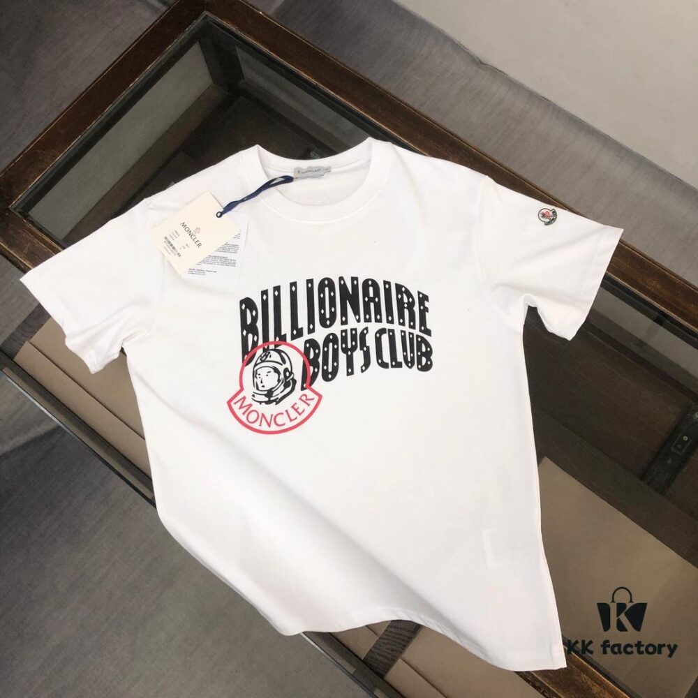 Moncler 25SS Summer New Arrival Round Neck Short-Sleeve T-Shirt, 270g Heavyweight Premium Cotton Fabric, Perfect Texture and Feel, Slim Fit Tailoring, Clean and Sharp Design, Highly Fashionable, Exquisite Stitching, Excellent Silhouette, Superior Breathability, Effortlessly Suitable for All Age Groups, Essential Wardrobe Staple for Men