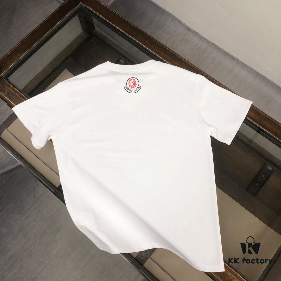 Moncler 25SS Summer New Arrival Round Neck Short-Sleeve T-Shirt, 270g Heavyweight Premium Cotton Fabric, Perfect Texture and Feel, Slim Fit Tailoring, Clean and Sharp Design, Highly Fashionable, Exquisite Stitching, Excellent Silhouette, Superior Breathability, Effortlessly Suitable for All Age Groups, Essential Wardrobe Staple for Men