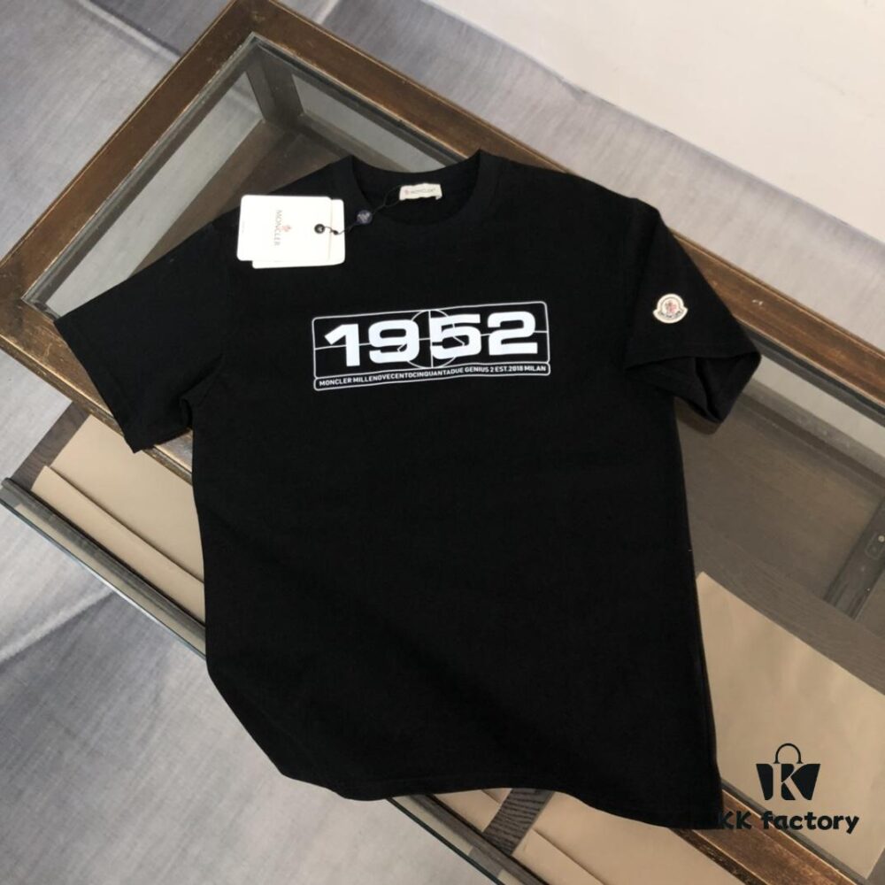 Moncler 25SS Summer New Arrival Round Neck Short Sleeve T-Shirt, 270g Premium Heavyweight Cotton Fabric with Excellent Hand Feel and Quality, Slim Fit Tailoring, Clean and Sharp Design, Highly Fashionable and Attractive, Exquisite Stitching and Craftsmanship, Outstanding Silhouette, Superior Breathability, Effortlessly Suitable for All Age Groups, an Essential Wardrobe Staple for Men