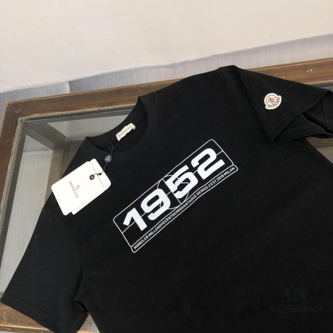 Moncler 25SS Summer New Arrival Round Neck Short Sleeve T-Shirt, 270g Premium Heavyweight Cotton Fabric with Excellent Hand Feel and Quality, Slim Fit Tailoring, Clean and Sharp Design, Highly Fashionable and Attractive, Exquisite Stitching and Craftsmanship, Outstanding Silhouette, Superior Breathability, Effortlessly Suitable for All Age Groups, an Essential Wardrobe Staple for Men