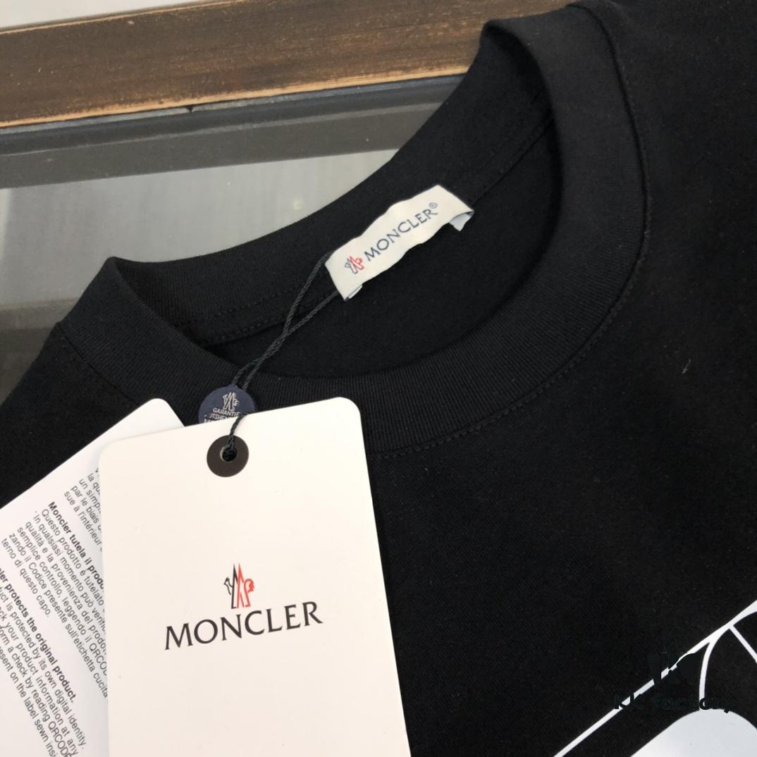 Moncler 25SS Summer New Arrival Round Neck Short Sleeve T-Shirt, 270g Premium Heavyweight Cotton Fabric with Excellent Hand Feel and Quality, Slim Fit Tailoring, Clean and Sharp Design, Highly Fashionable and Attractive, Exquisite Stitching and Craftsmanship, Outstanding Silhouette, Superior Breathability, Effortlessly Suitable for All Age Groups, an Essential Wardrobe Staple for Men