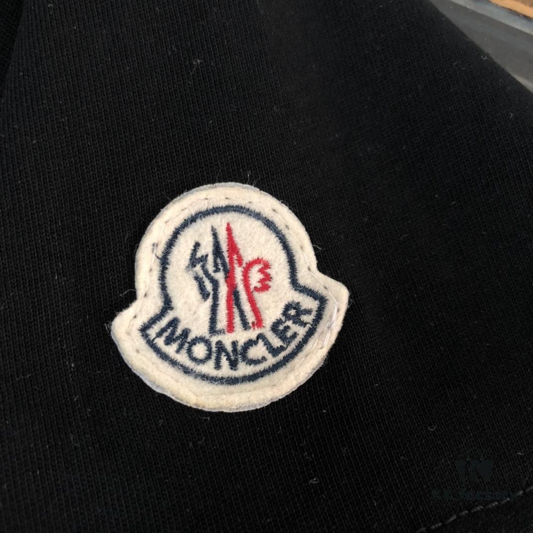 Moncler 25SS Summer New Arrival Round Neck Short Sleeve T-Shirt, 270g Premium Heavyweight Cotton Fabric with Excellent Hand Feel and Quality, Slim Fit Tailoring, Clean and Sharp Design, Highly Fashionable and Attractive, Exquisite Stitching and Craftsmanship, Outstanding Silhouette, Superior Breathability, Effortlessly Suitable for All Age Groups, an Essential Wardrobe Staple for Men