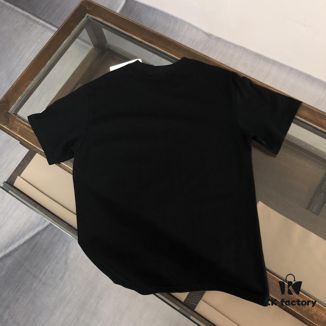Moncler 25SS Summer New Arrival Round Neck Short Sleeve T-Shirt, 270g Premium Heavyweight Cotton Fabric with Excellent Hand Feel and Quality, Slim Fit Tailoring, Clean and Sharp Design, Highly Fashionable and Attractive, Exquisite Stitching and Craftsmanship, Outstanding Silhouette, Superior Breathability, Effortlessly Suitable for All Age Groups, an Essential Wardrobe Staple for Men