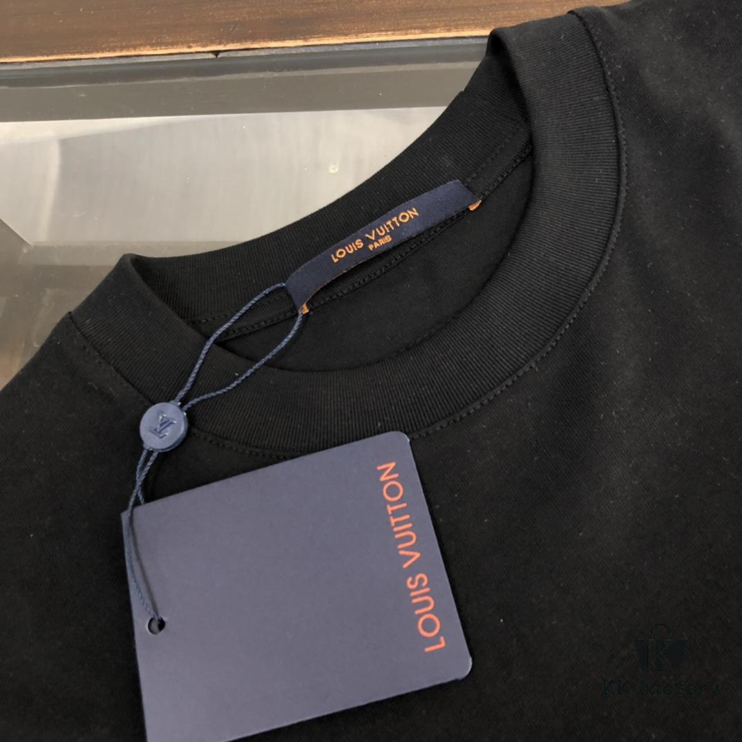 Moncler 25SS Summer New Arrival Round Neck Short-Sleeve T-Shirt, 270g Heavyweight Premium Cotton Fabric with Excellent Hand Feel and Texture, Slim Tailored Design, Clean and Sharp Cut, Superb Craftsmanship, Highly Breathable, Stylish and Versatile for All Ages – Essential Wardrobe Staple for Men