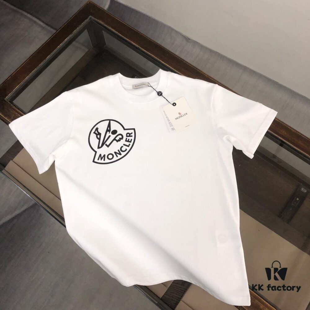 Moncler 25SS Summer New Round Neck Short Sleeve T-Shirt! 270g Heavyweight Premium Pure Cotton Fabric with Perfect Hand Feel and Texture! Slim Fit Tailored Design, Clean and Sharp! Stylish and Attractive! Exquisitely Stitched! Excellent Silhouette! Highly Breathable! Suitable for All Age Groups, an Essential Wardrobe Staple for Men.