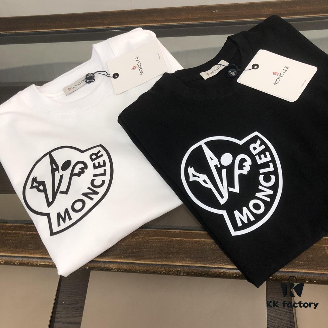 Moncler 25SS Summer New Round Neck Short Sleeve T-Shirt! 270g Heavyweight Premium Pure Cotton Fabric with Perfect Hand Feel and Texture! Slim Fit Tailored Design, Clean and Sharp! Stylish and Attractive! Exquisitely Stitched! Excellent Silhouette! Highly Breathable! Suitable for All Age Groups, an Essential Wardrobe Staple for Men.