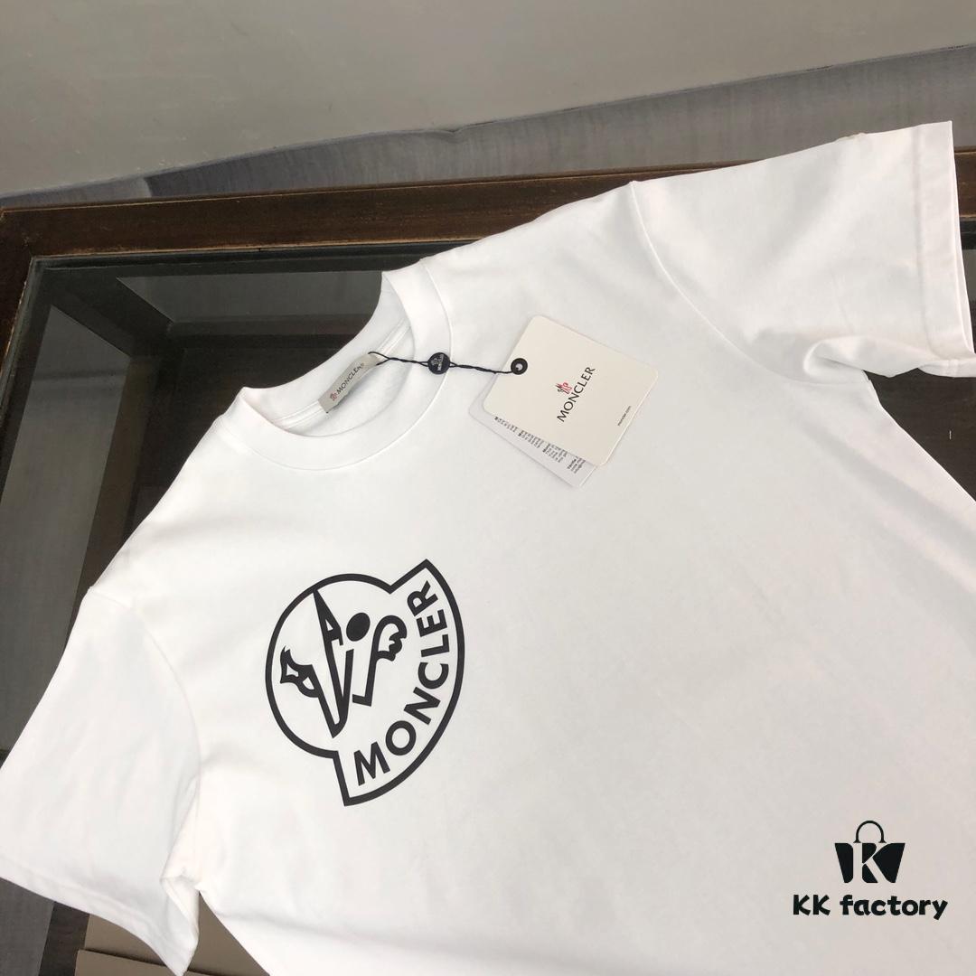 Moncler 25SS Summer New Round Neck Short Sleeve T-Shirt! 270g Heavyweight Premium Pure Cotton Fabric with Perfect Hand Feel and Texture! Slim Fit Tailored Design, Clean and Sharp! Stylish and Attractive! Exquisitely Stitched! Excellent Silhouette! Highly Breathable! Suitable for All Age Groups, an Essential Wardrobe Staple for Men.
