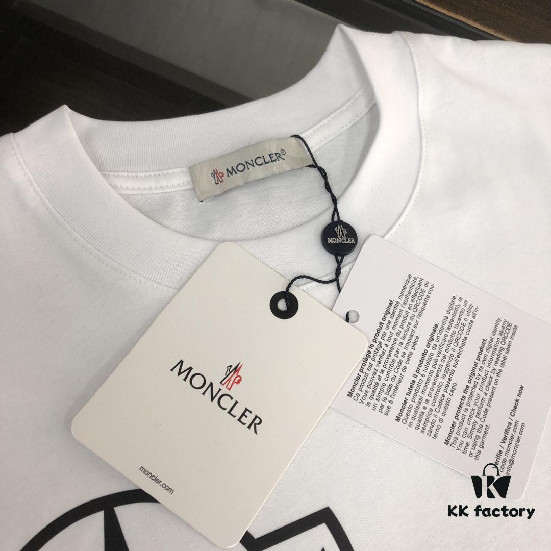 Moncler 25SS Summer New Round Neck Short Sleeve T-Shirt! 270g Heavyweight Premium Pure Cotton Fabric with Perfect Hand Feel and Texture! Slim Fit Tailored Design, Clean and Sharp! Stylish and Attractive! Exquisitely Stitched! Excellent Silhouette! Highly Breathable! Suitable for All Age Groups, an Essential Wardrobe Staple for Men.