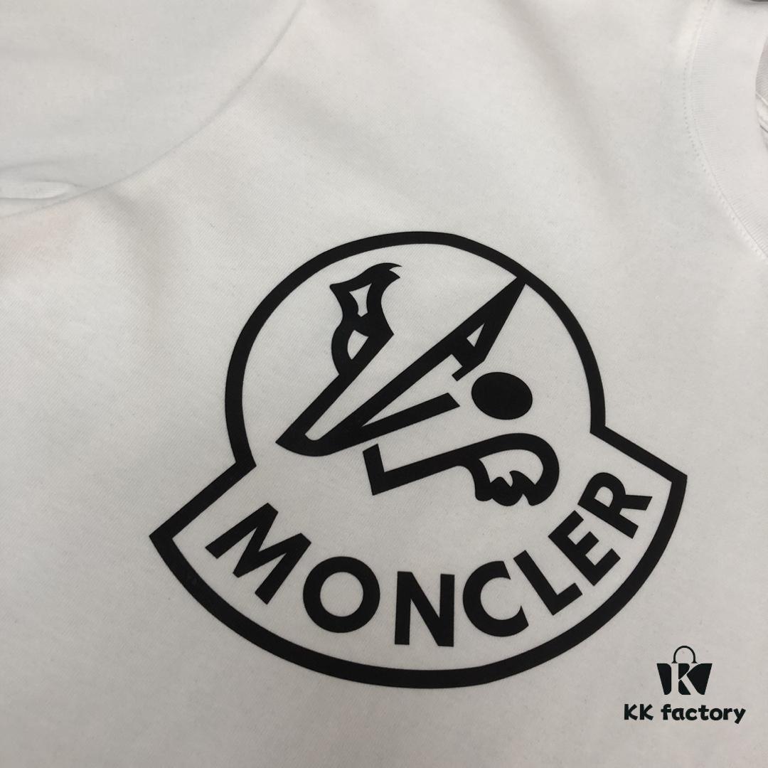 Moncler 25SS Summer New Round Neck Short Sleeve T-Shirt! 270g Heavyweight Premium Pure Cotton Fabric with Perfect Hand Feel and Texture! Slim Fit Tailored Design, Clean and Sharp! Stylish and Attractive! Exquisitely Stitched! Excellent Silhouette! Highly Breathable! Suitable for All Age Groups, an Essential Wardrobe Staple for Men.
