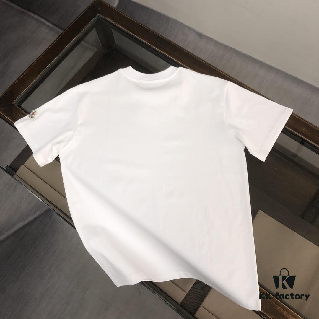 Moncler 25SS Summer New Round Neck Short Sleeve T-Shirt! 270g Heavyweight Premium Pure Cotton Fabric with Perfect Hand Feel and Texture! Slim Fit Tailored Design, Clean and Sharp! Stylish and Attractive! Exquisitely Stitched! Excellent Silhouette! Highly Breathable! Suitable for All Age Groups, an Essential Wardrobe Staple for Men.